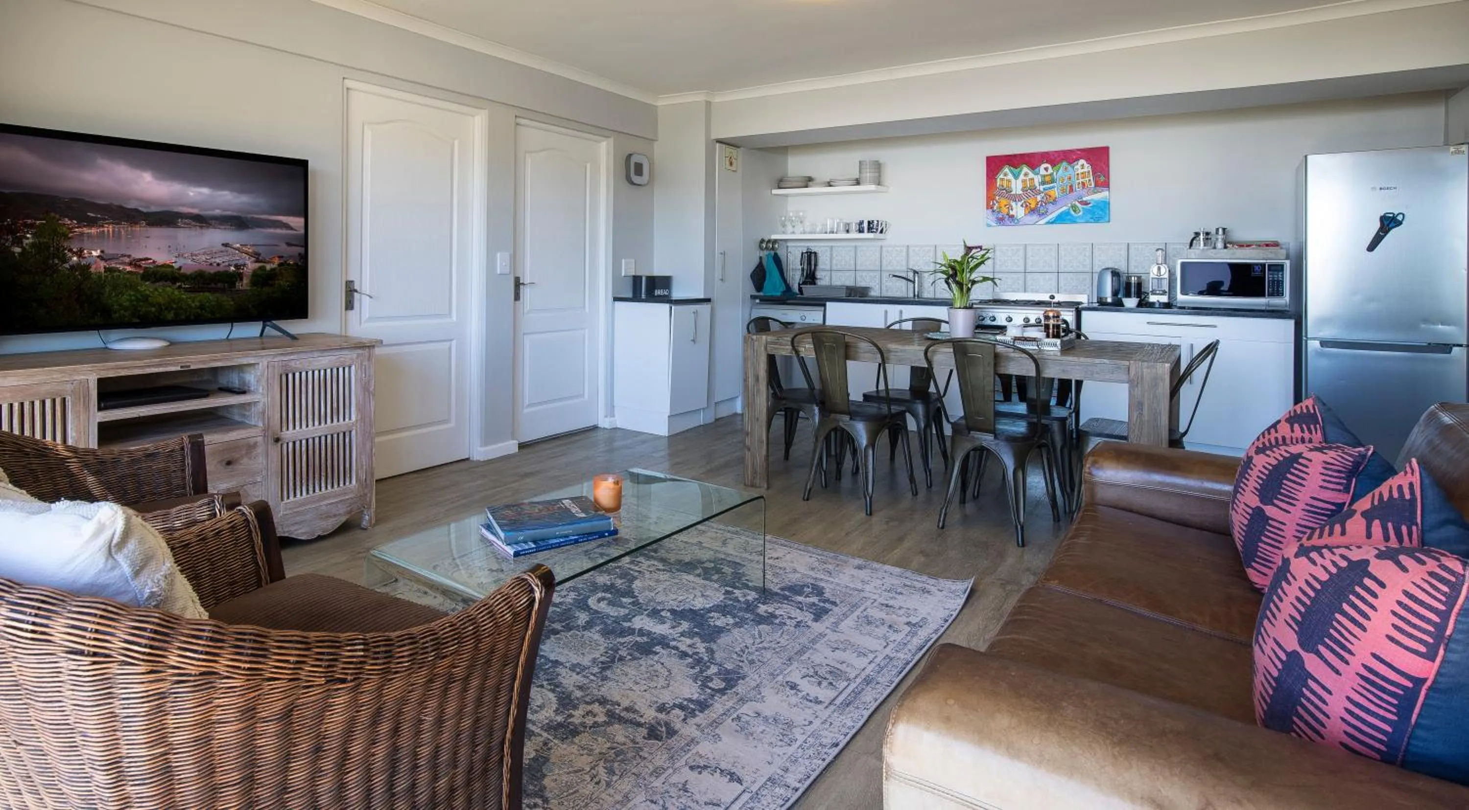 TV and multimedia in Mariner Guesthouse & Villa