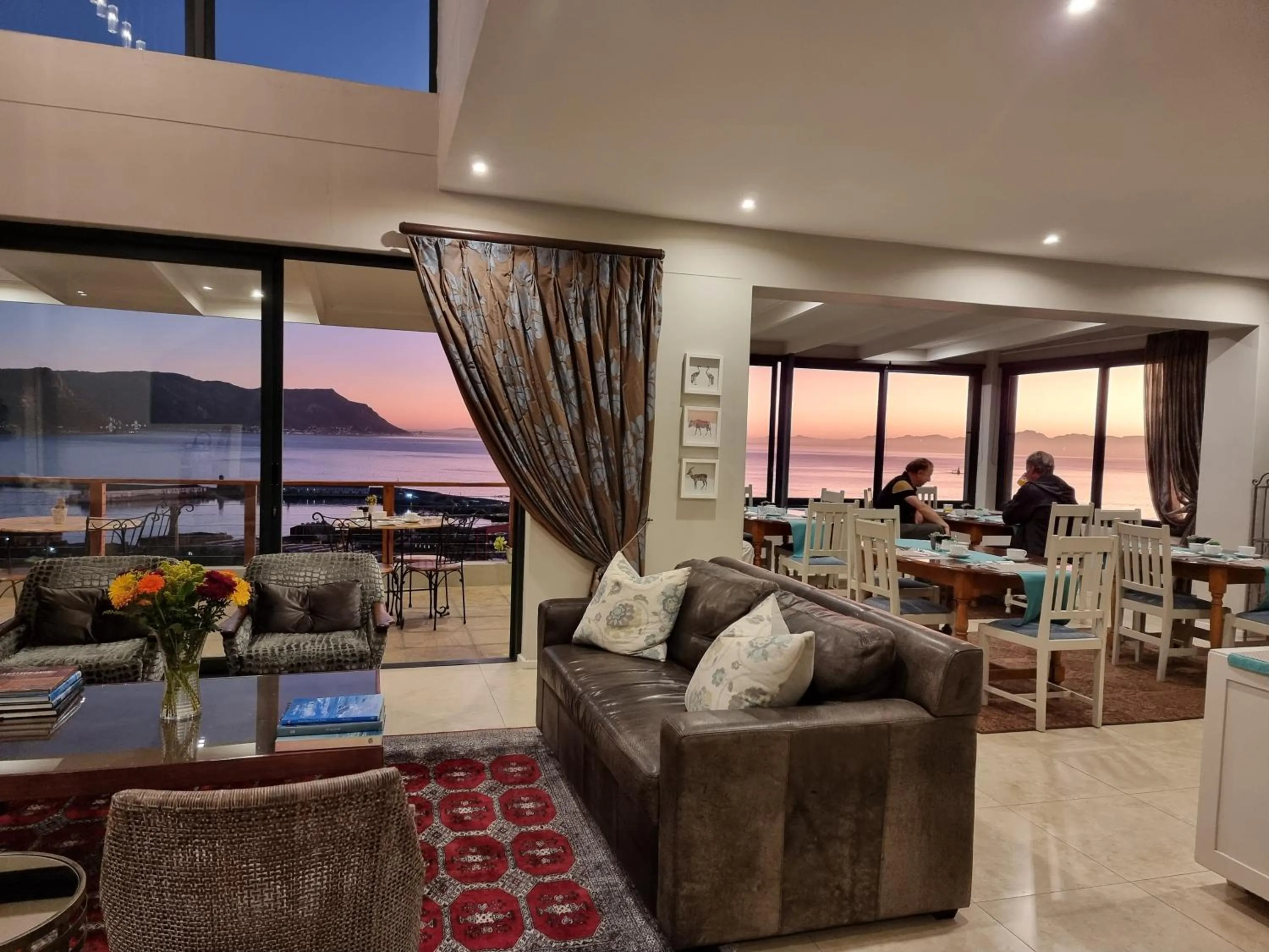 Communal lounge/ TV room in Mariner Guesthouse & Villa