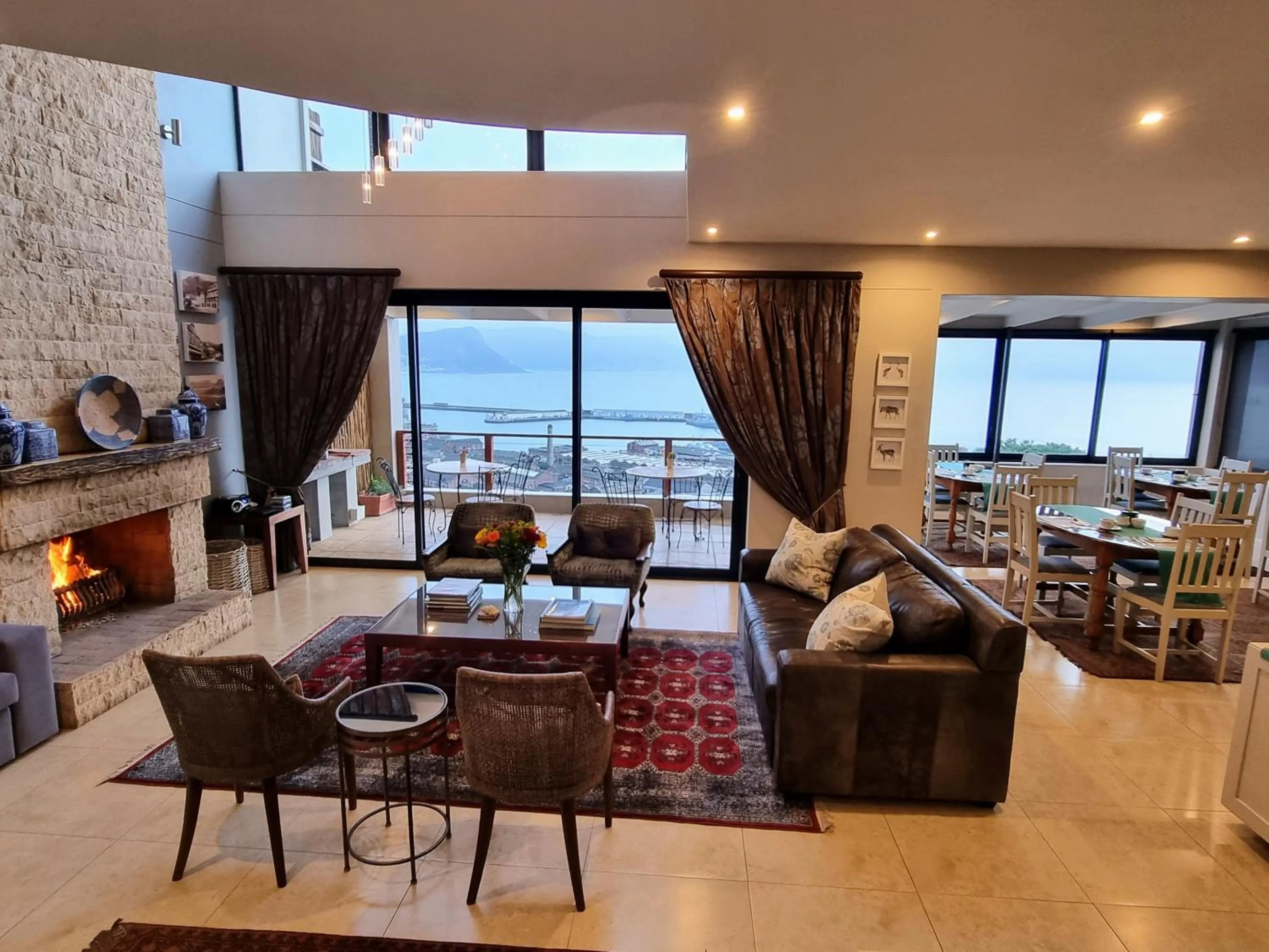 Communal lounge/ TV room in Mariner Guesthouse & Villa