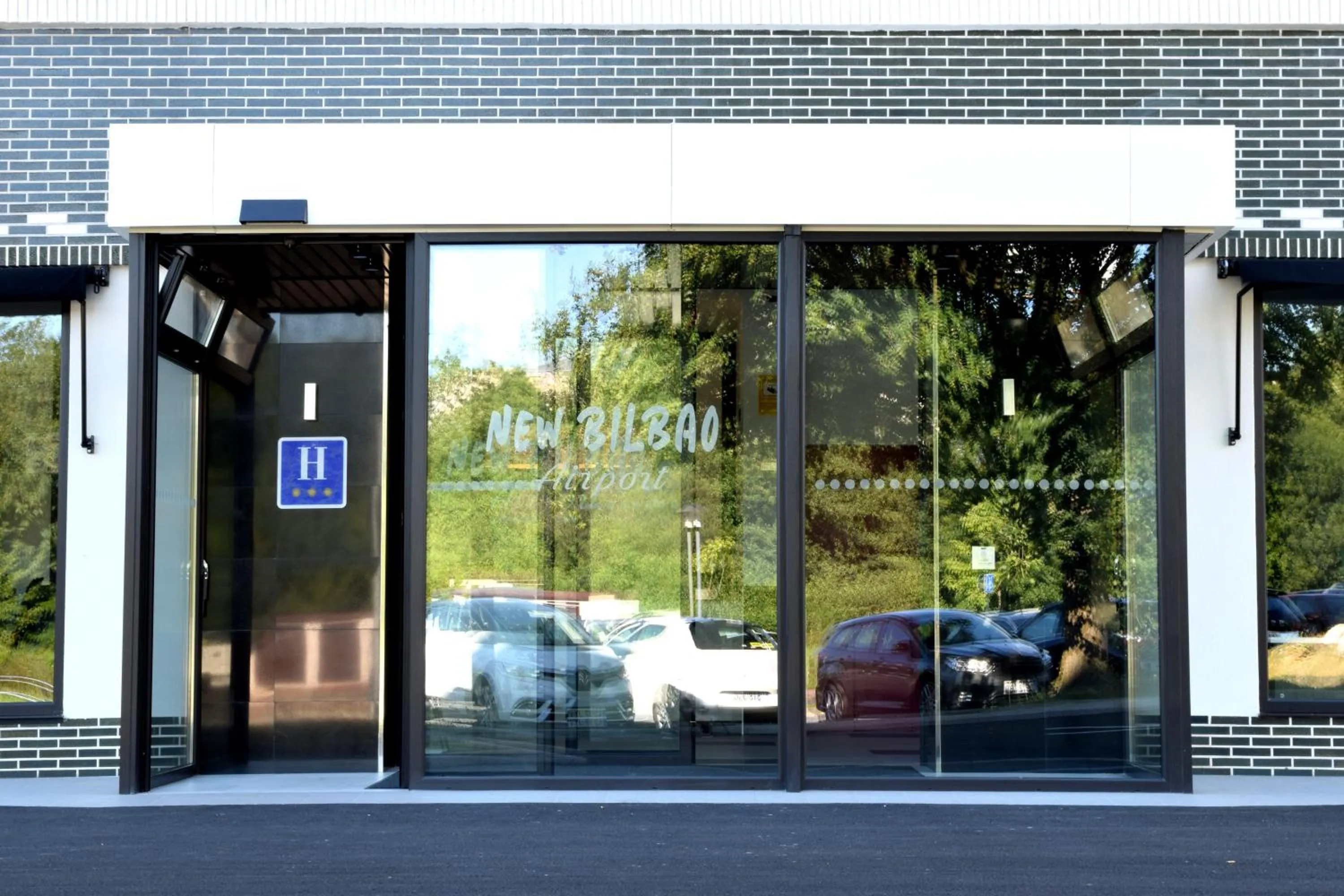 Facade/entrance in Hotel New Bilbao Airport