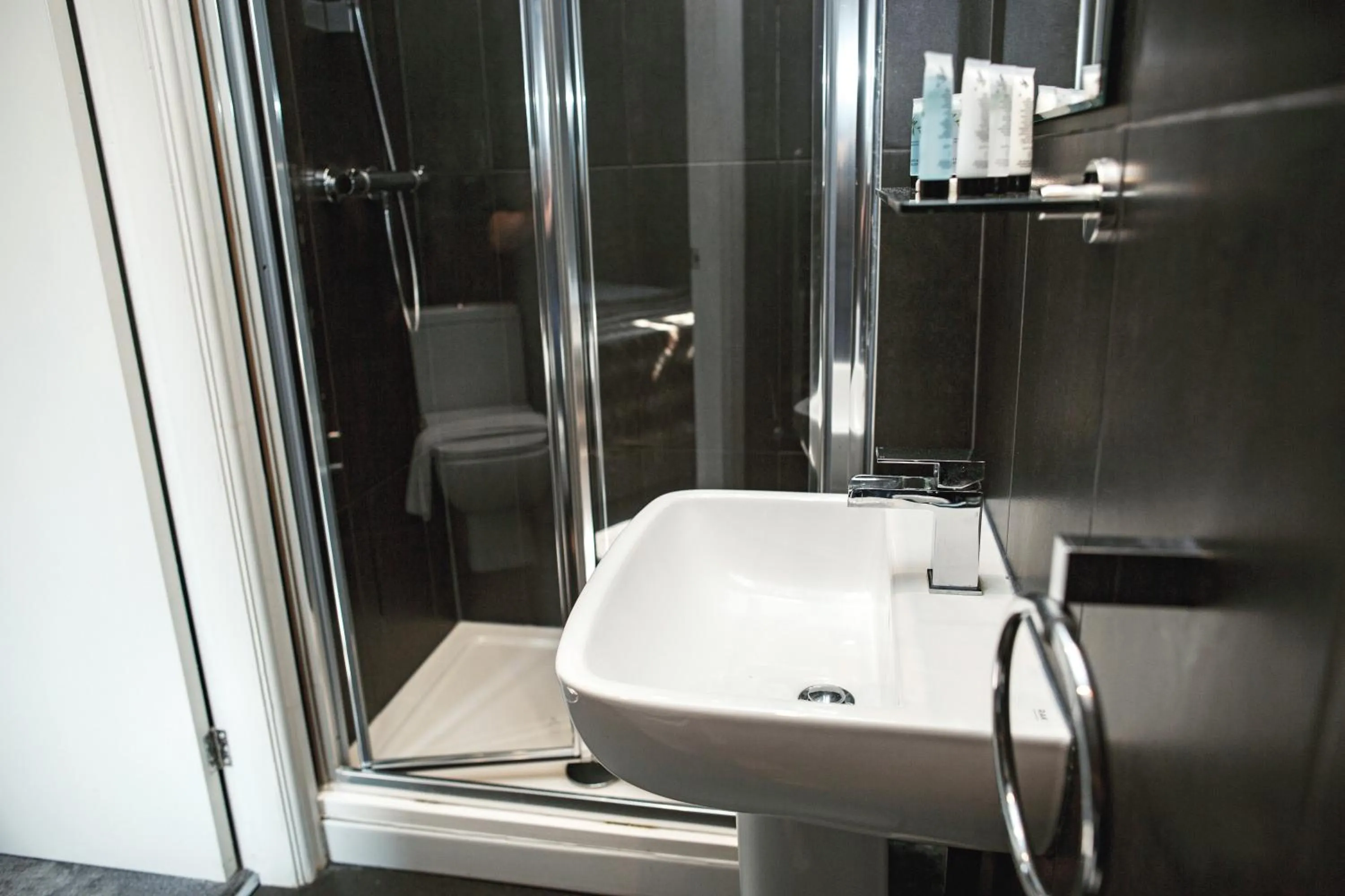 Shower in Arthur's Bar & Accommodation