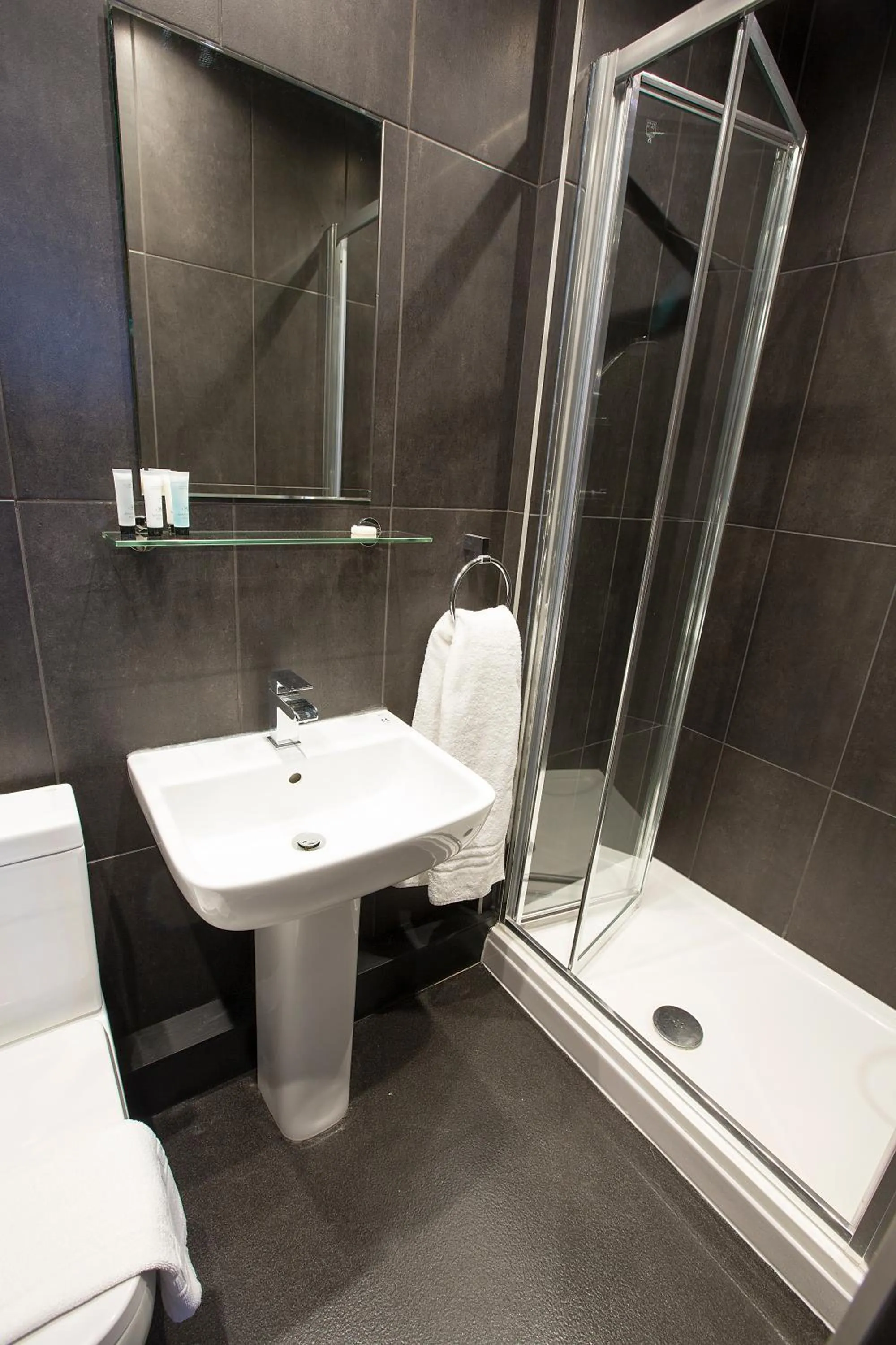 Shower in Arthur's Bar & Accommodation