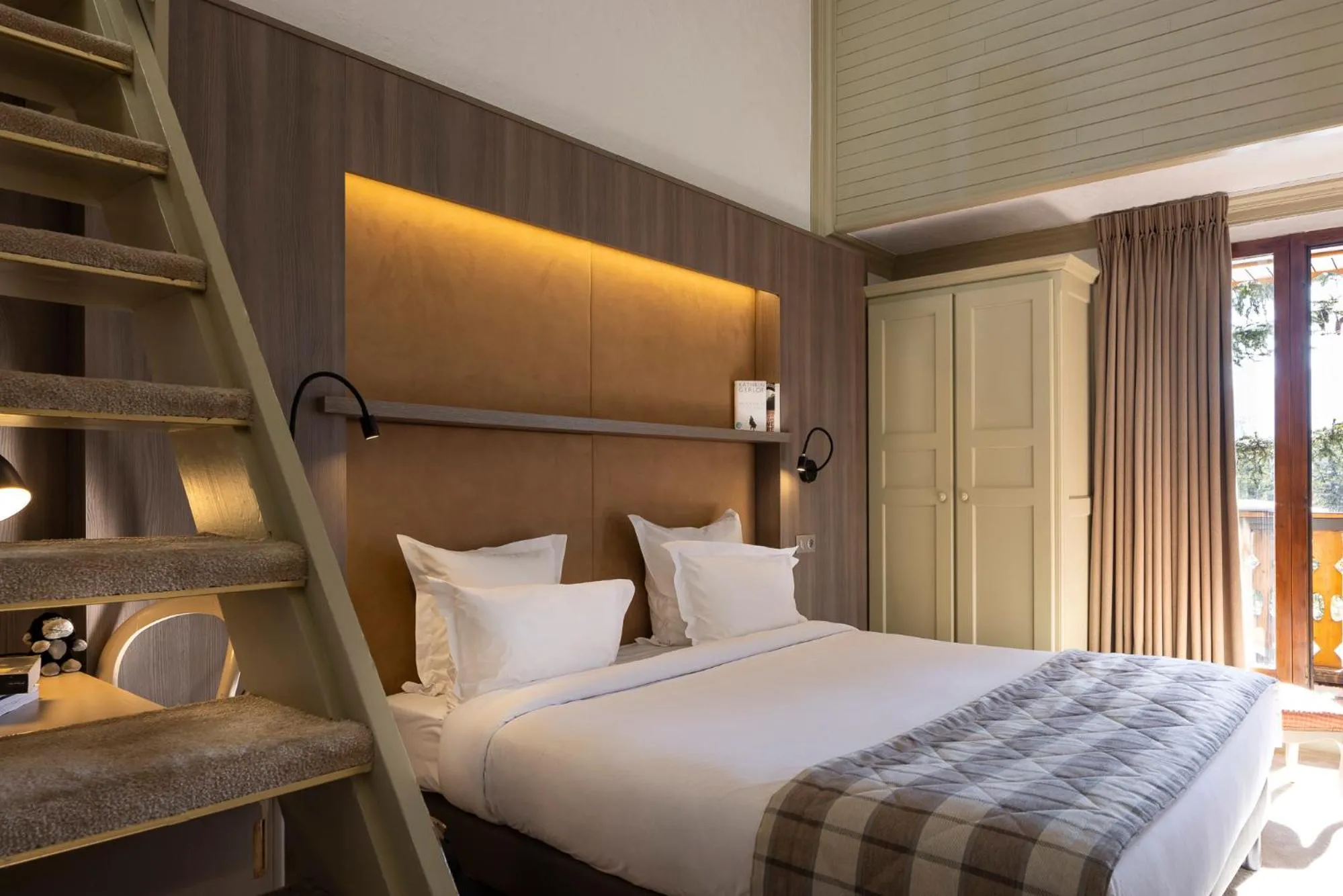 Photo of the whole room, Bed in Hôtel Courcheneige