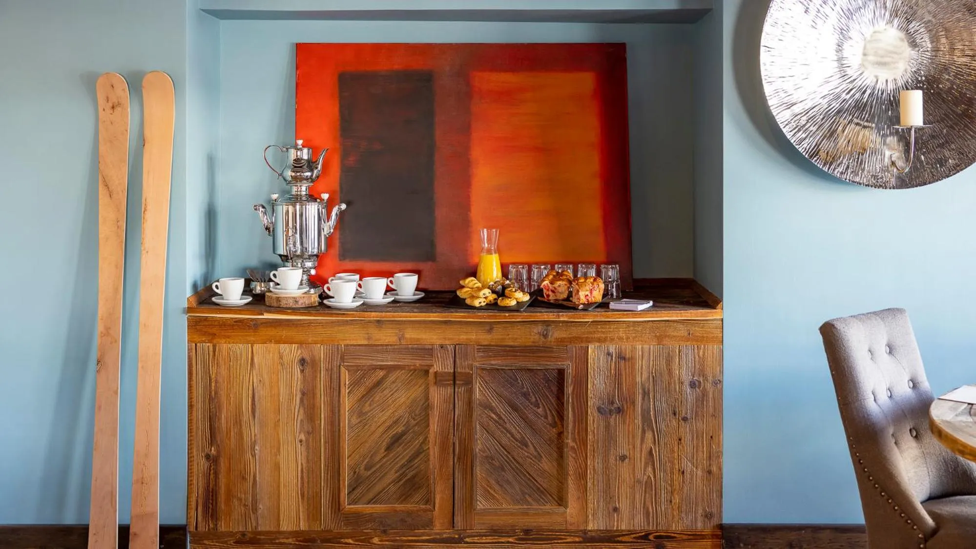 Communal lounge/ TV room in Hôtel Courcheneige