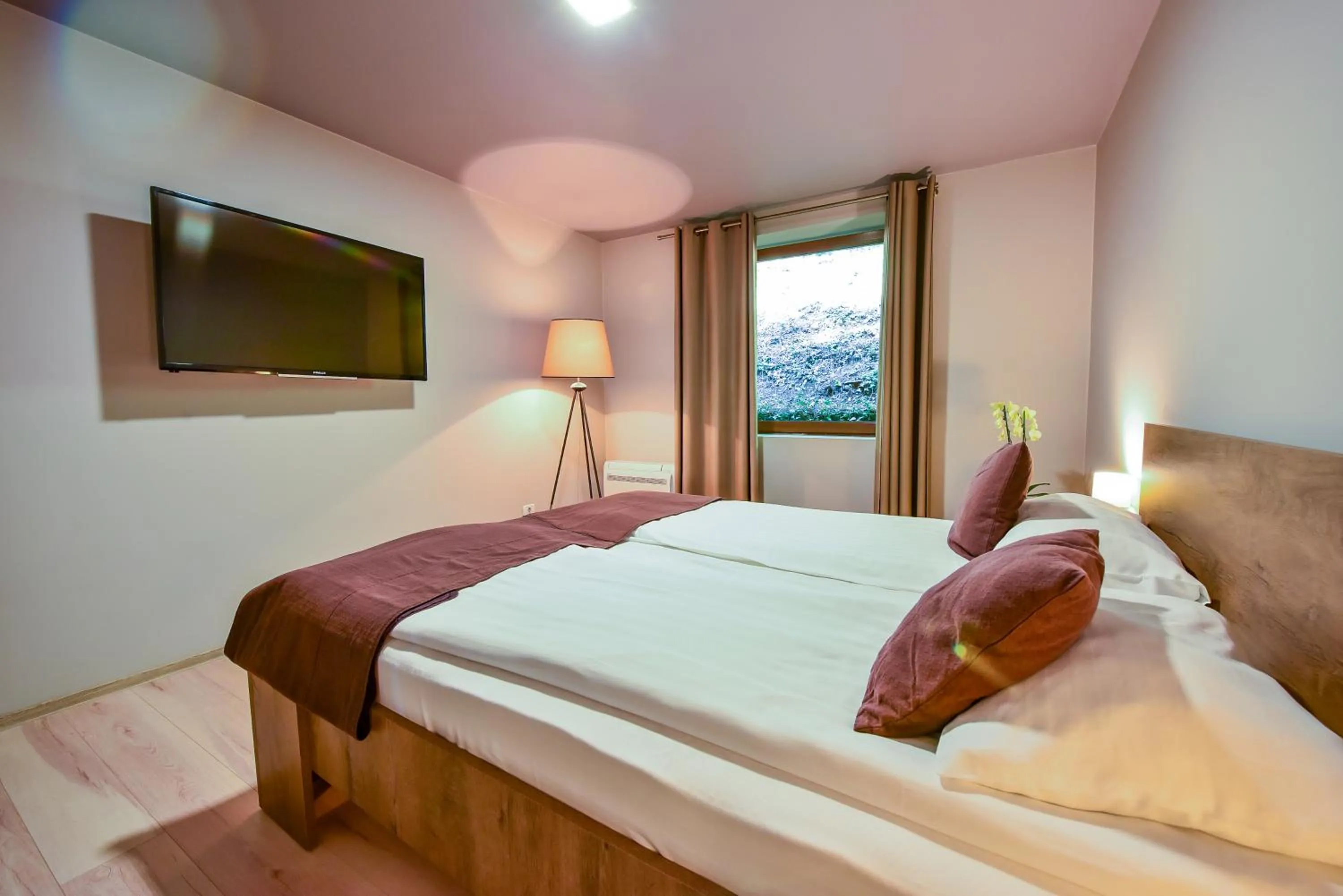 Photo of the whole room, Bed in Arsenal Park Transilvania