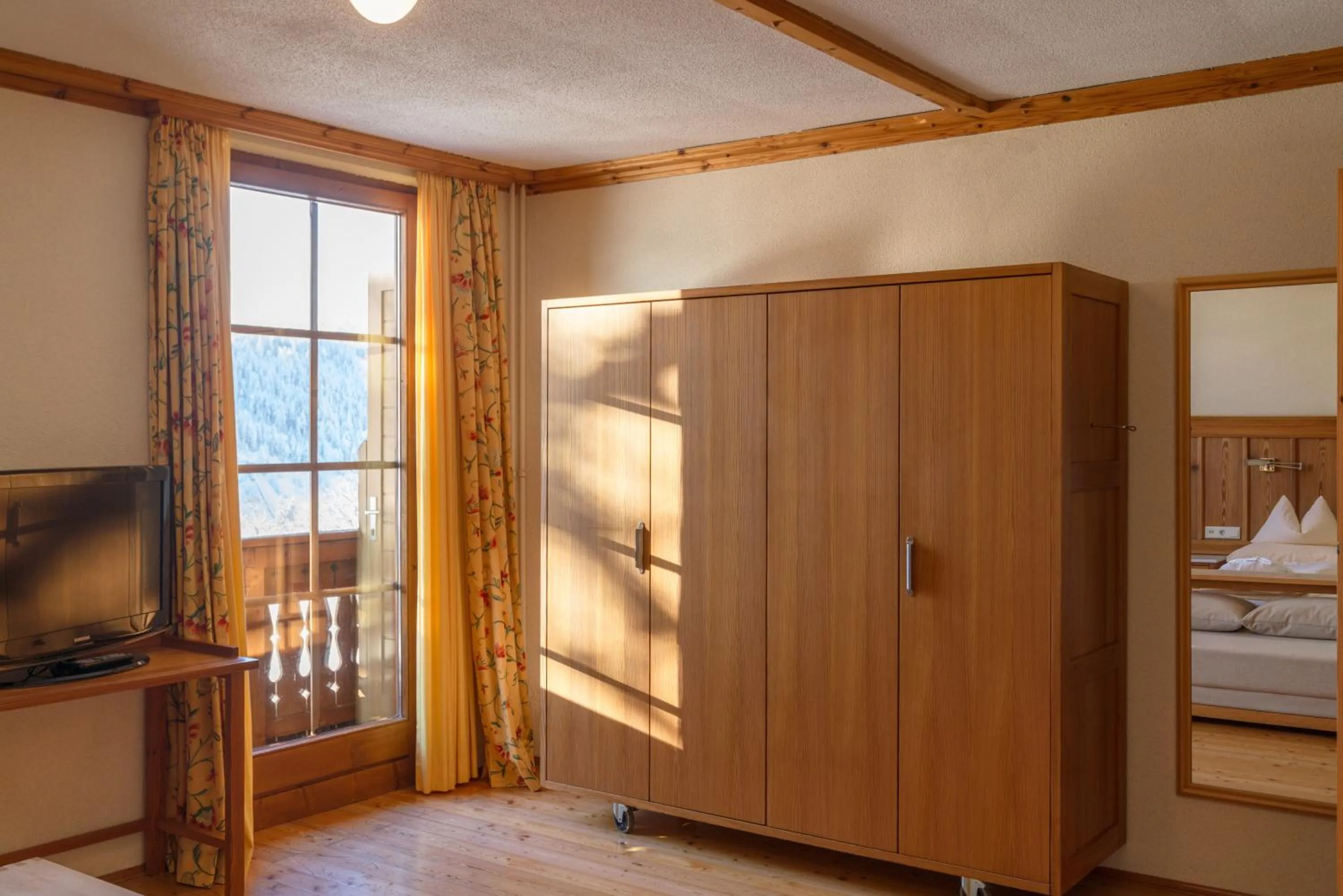 TV and multimedia, Bed in Hotel Ramsauhof Pool & Wellness Breakfast & Light Dinner Buffet