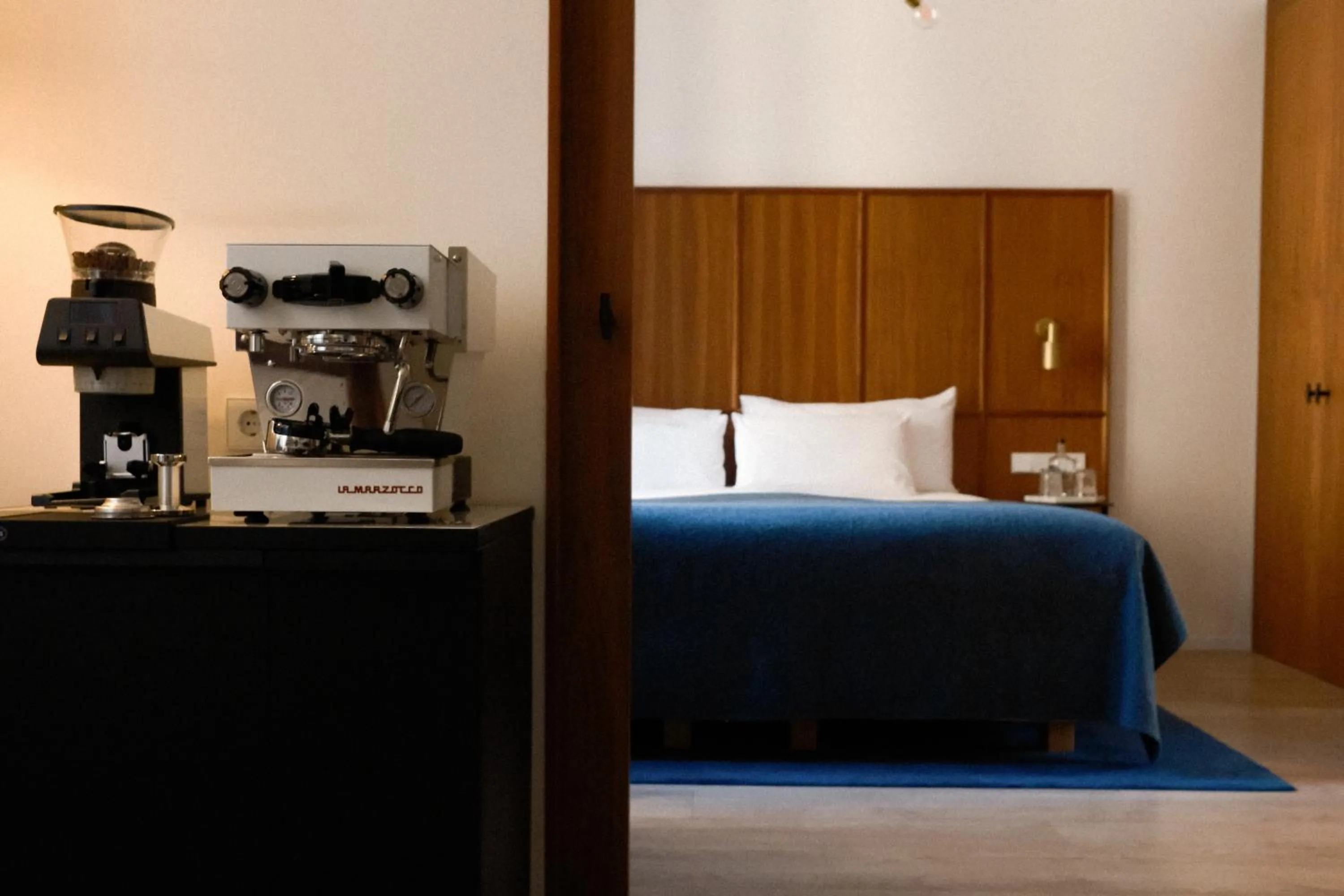 Coffee/tea facilities, Bed in Yurbban Passage Hotel & Spa