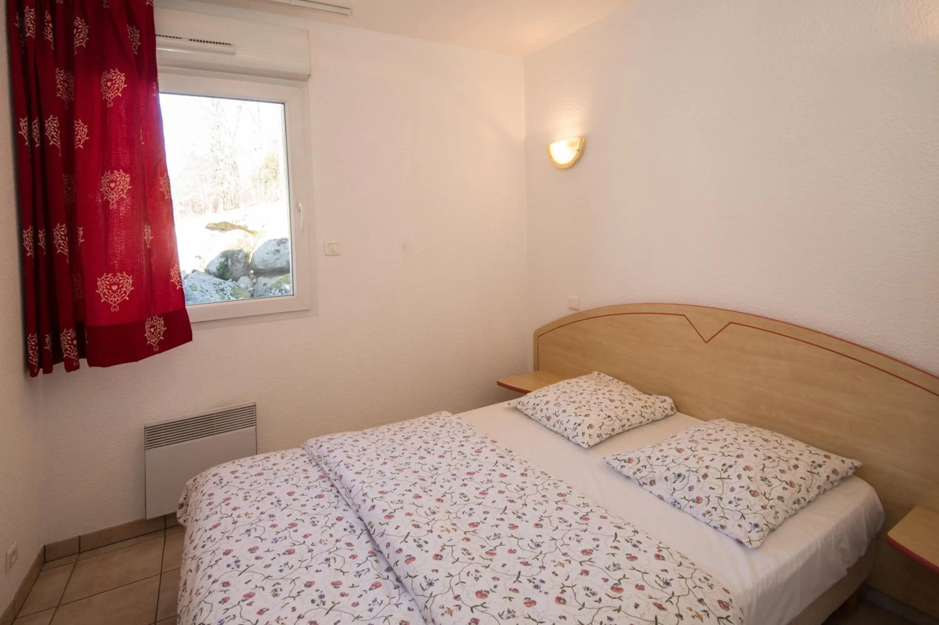 Photo of the whole room, Bed in Les Adrets