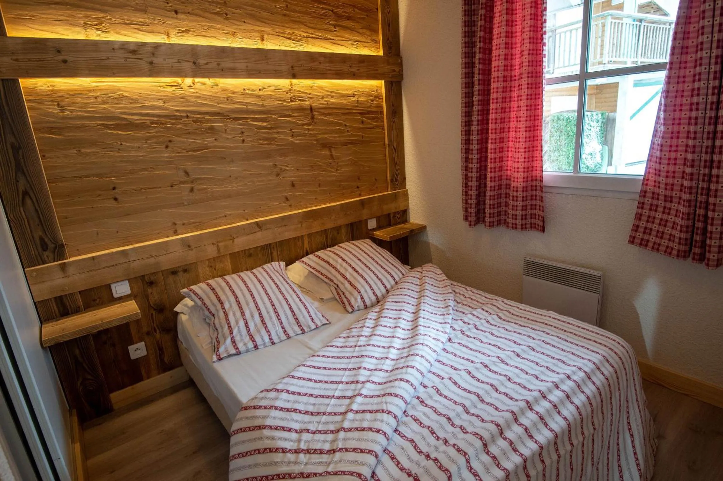 Photo of the whole room, Bed in Les Adrets