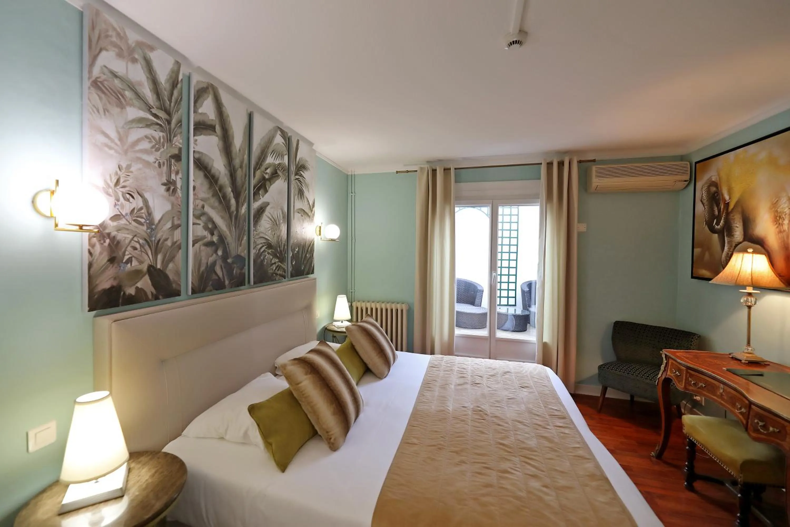 Bed in Hotel Les Pasteliers