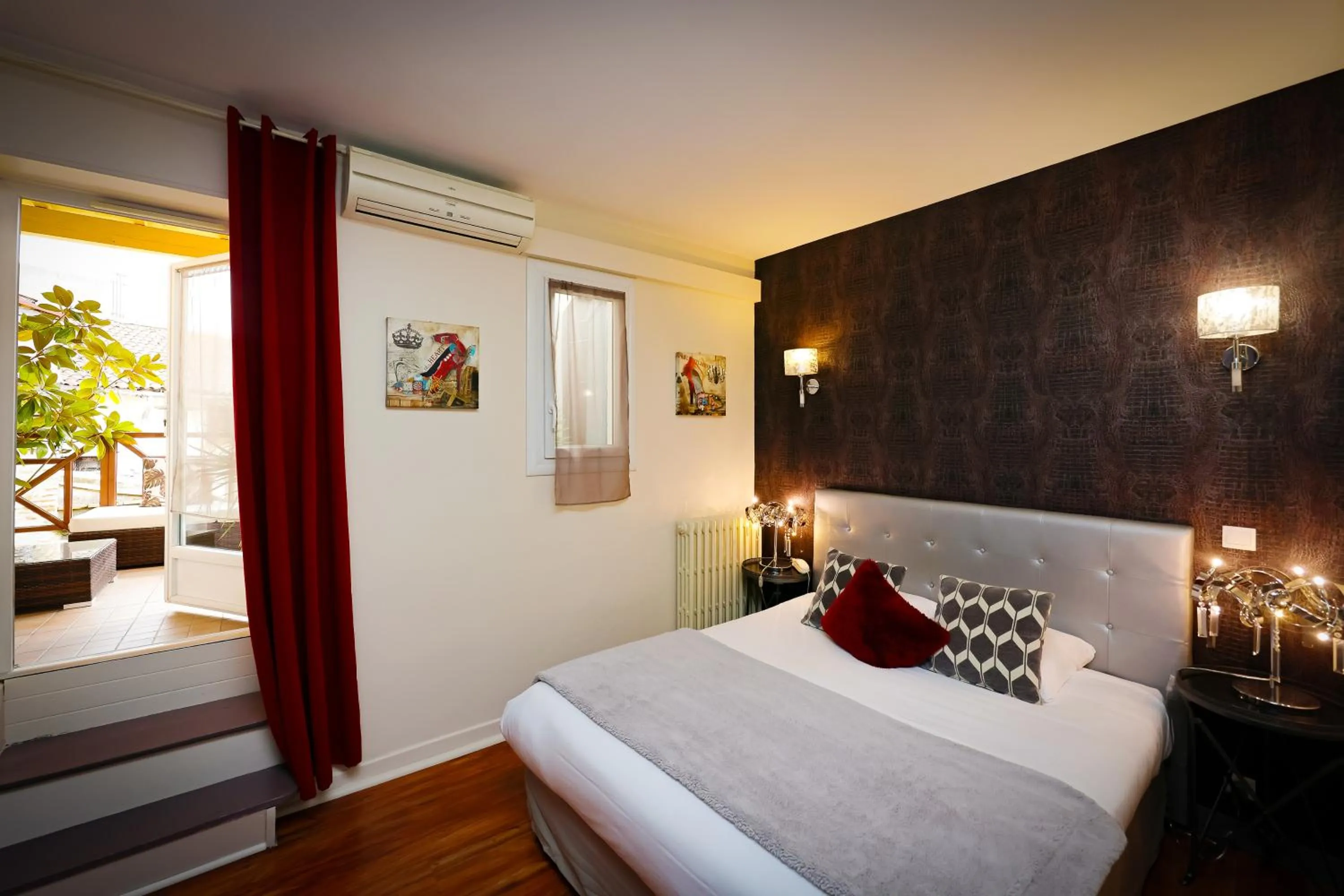 Bed in Hotel Les Pasteliers