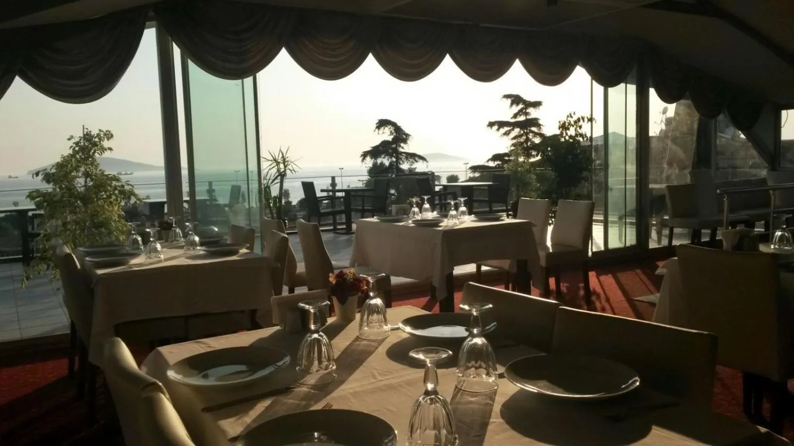 Restaurant/places to eat in dragos island hotel