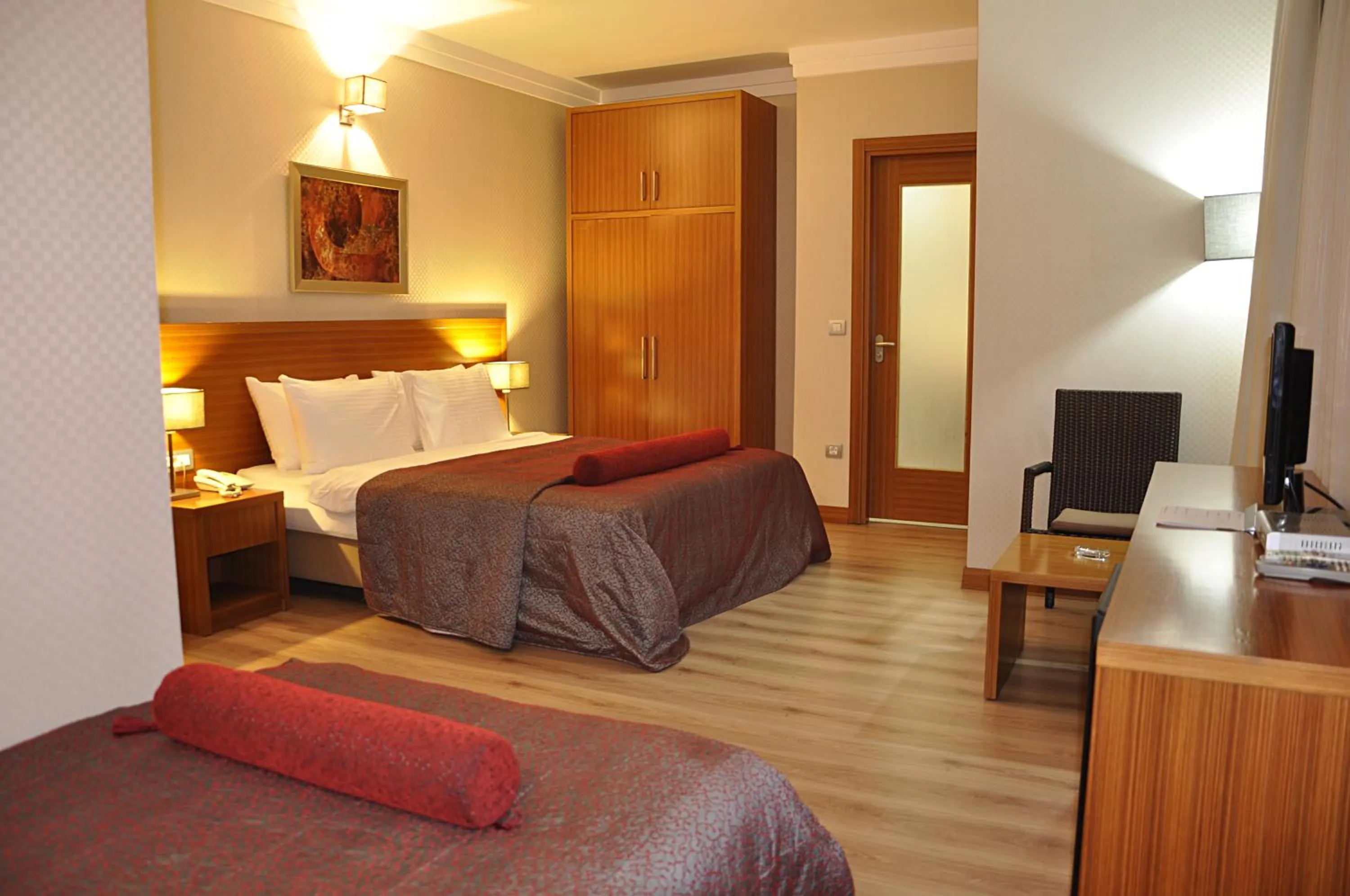 Photo of the whole room, Bed in dragos island hotel