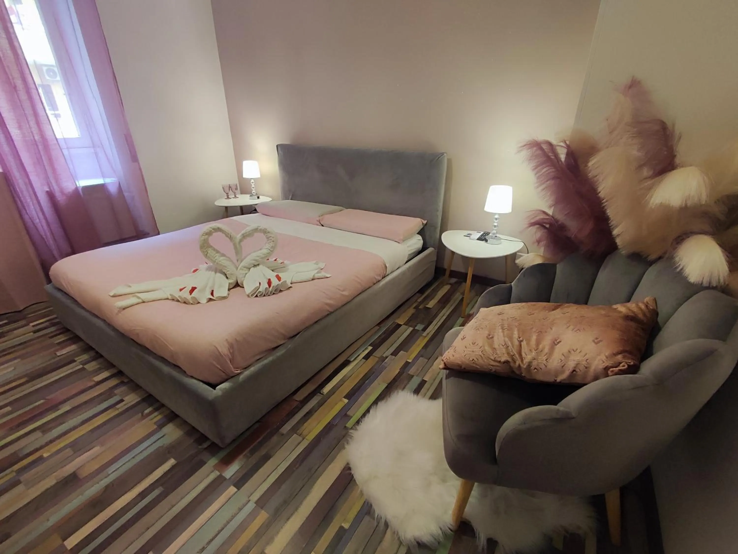 Photo of the whole room in RomAmoR Suite