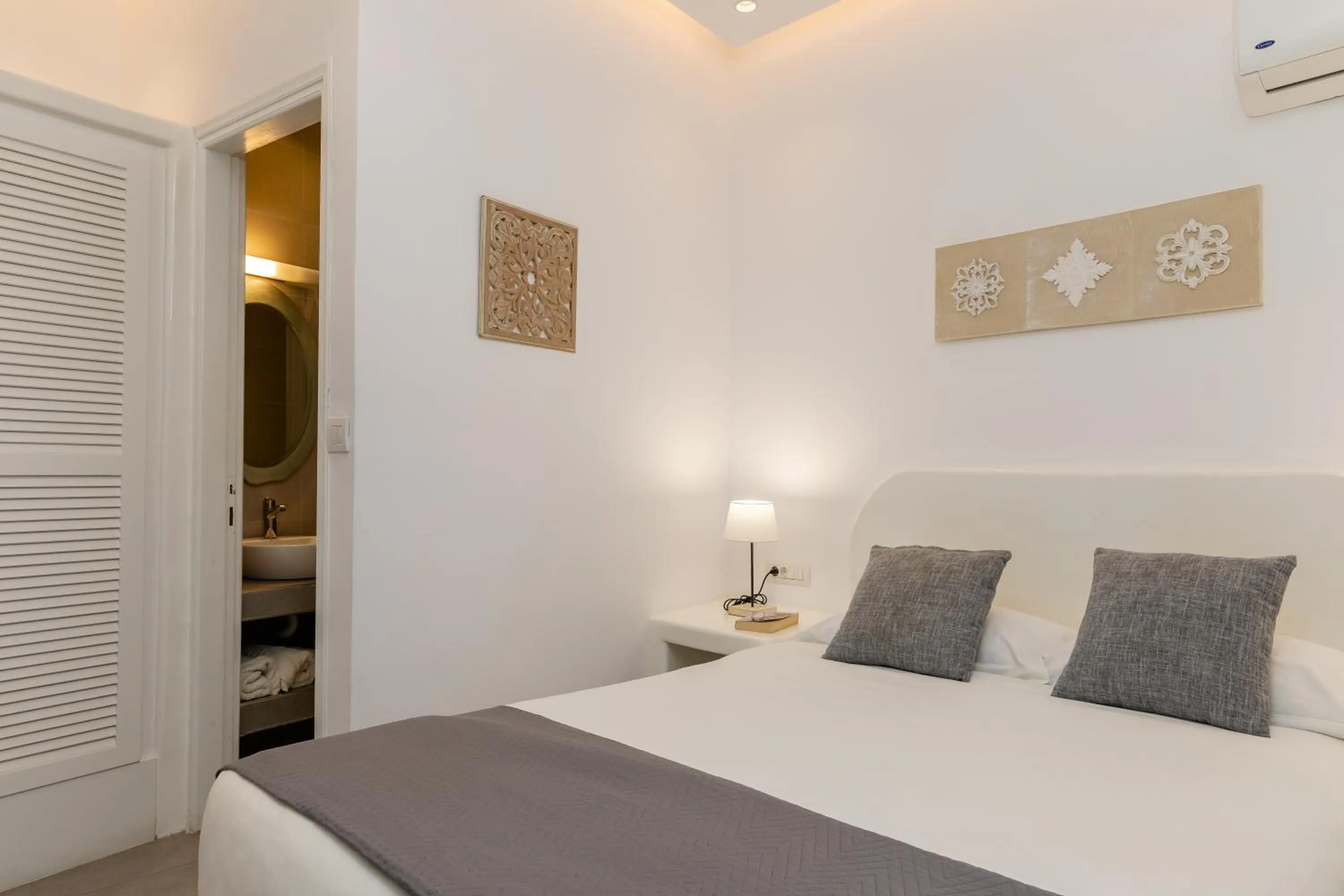 Bed in Nikolas Hotel