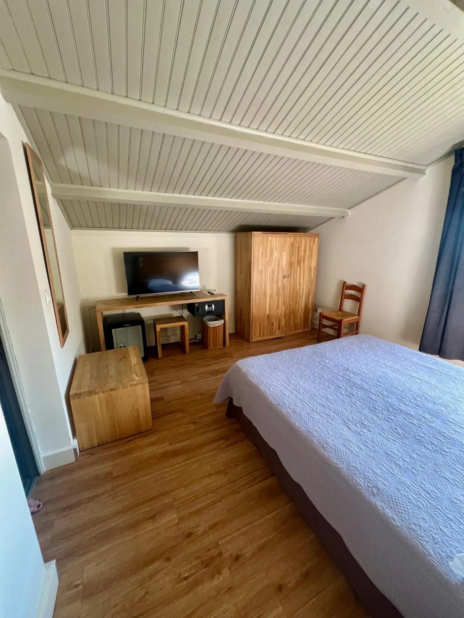 TV and multimedia, Bed in Logis Hotel Le Lonca