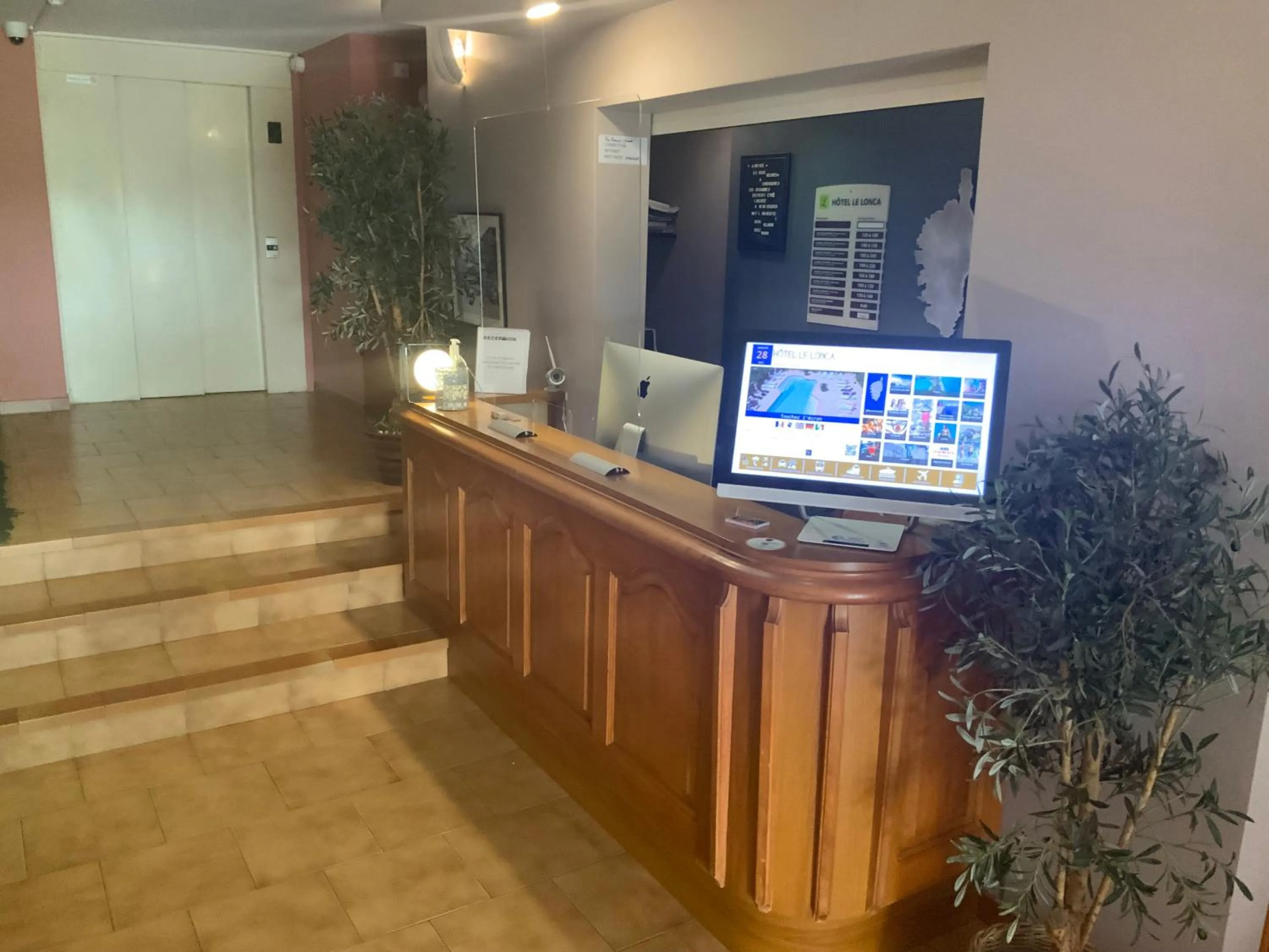Lobby or reception in Logis Hotel Le Lonca