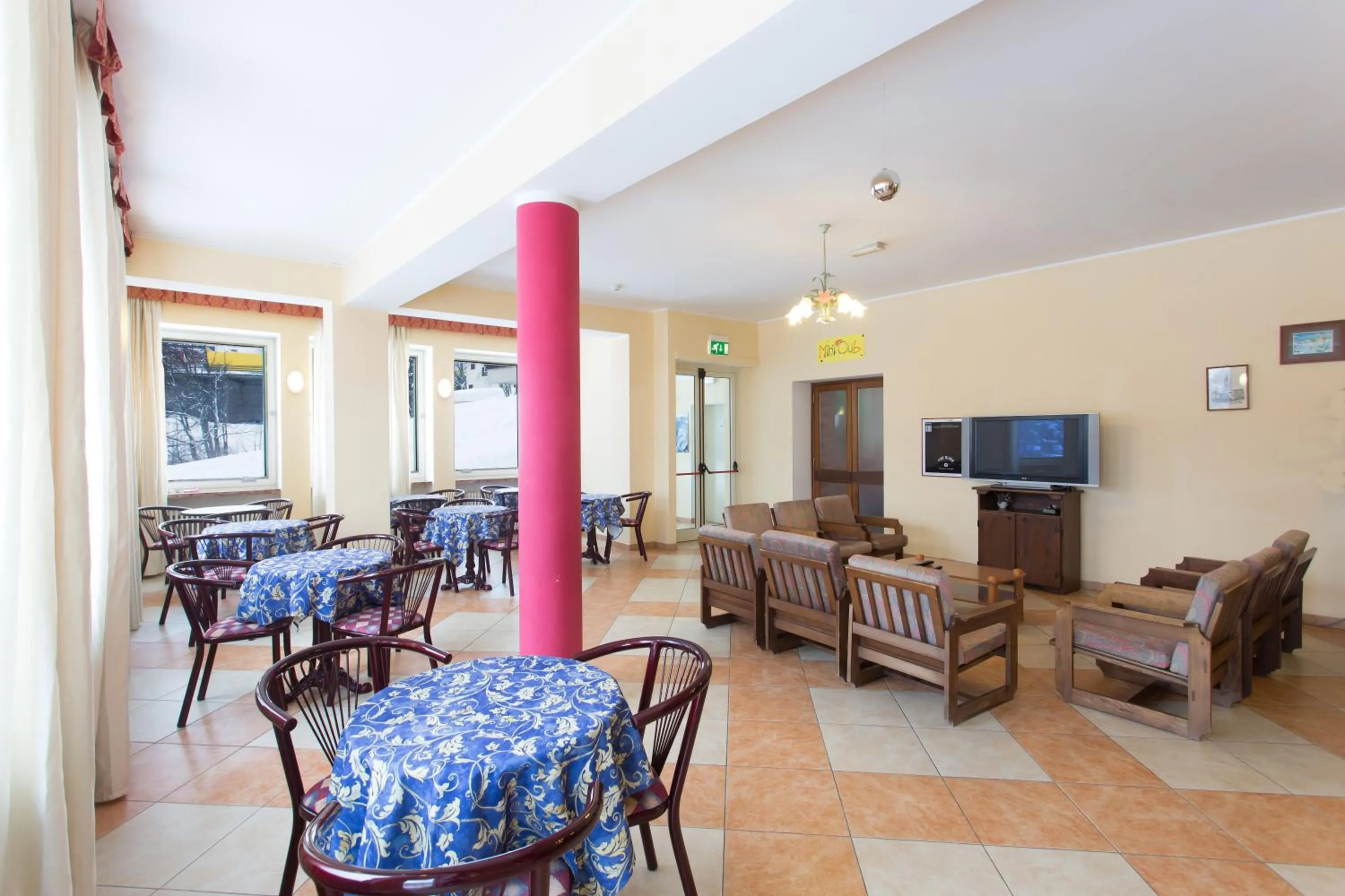 Communal lounge/ TV room in Hotel Zodiaco & Spa