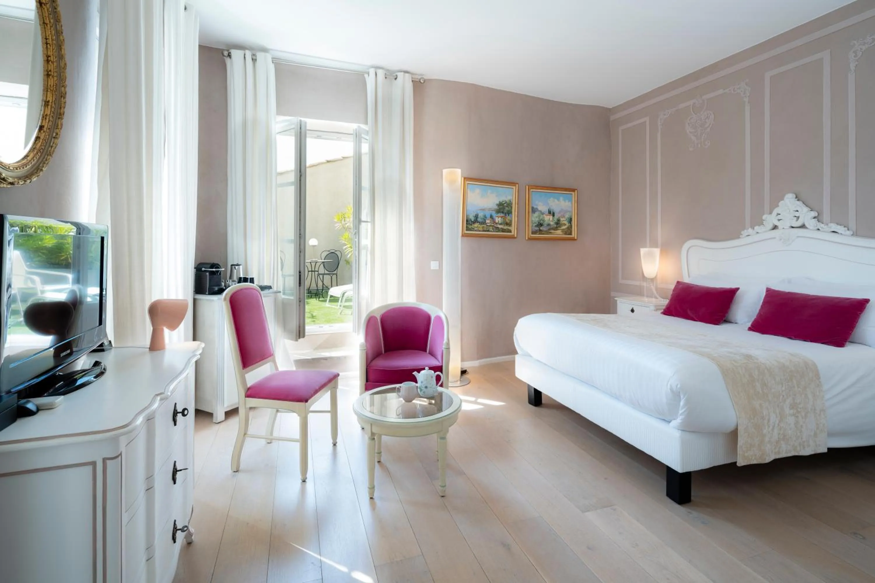 Photo of the whole room, Bed in Château De Siran - Hôtel & Spa