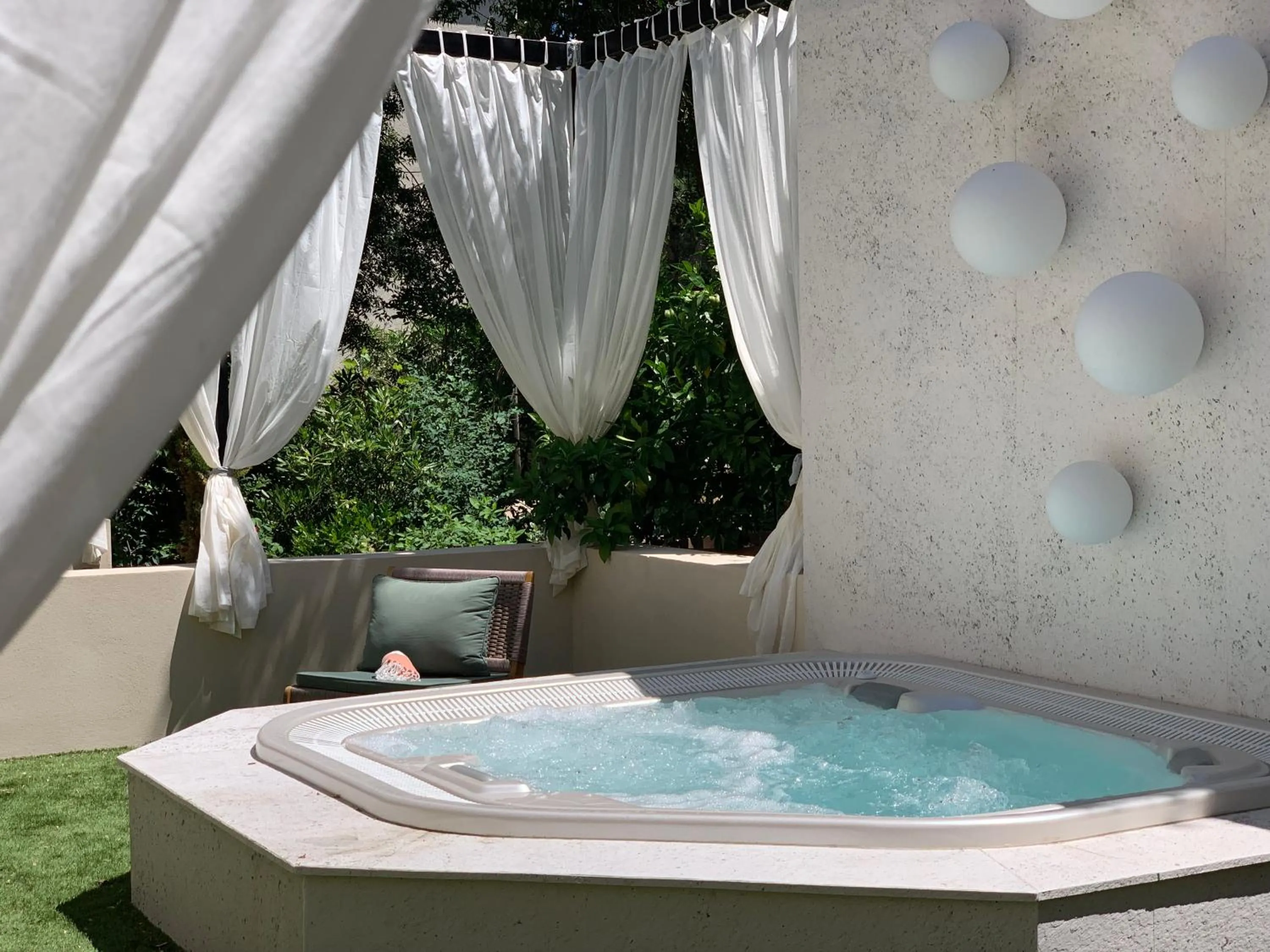 Hot Tub in Château De Siran - Hôtel & Spa