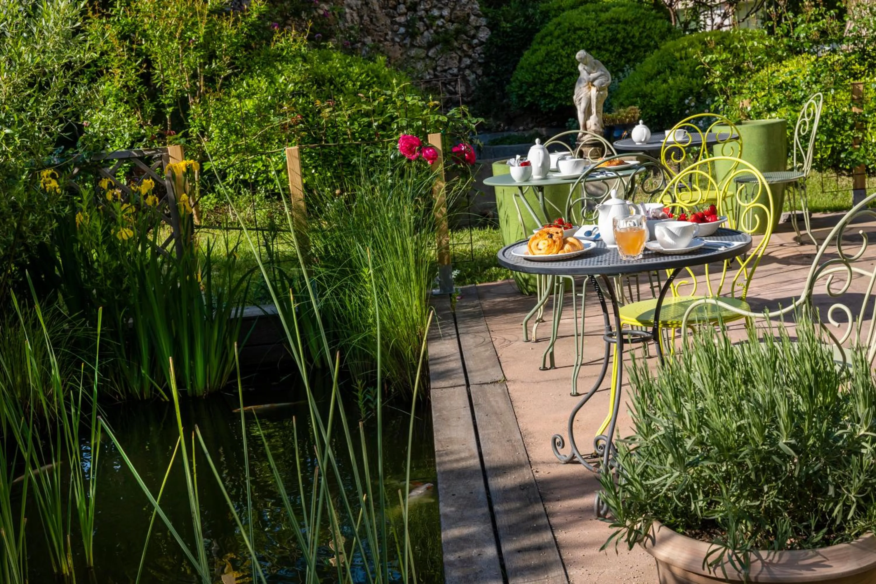 Garden in Château De Siran - Hôtel & Spa