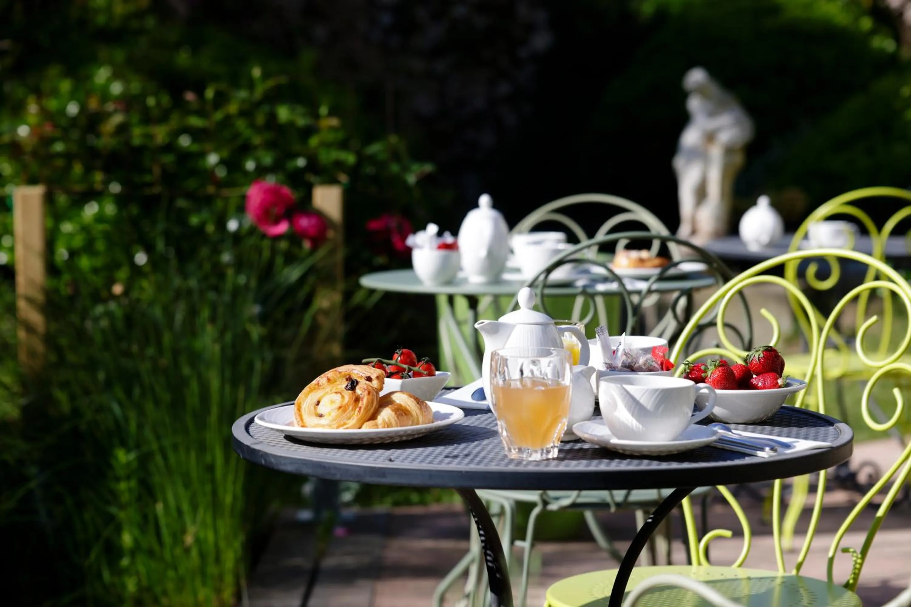 Garden in Château De Siran - Hôtel & Spa