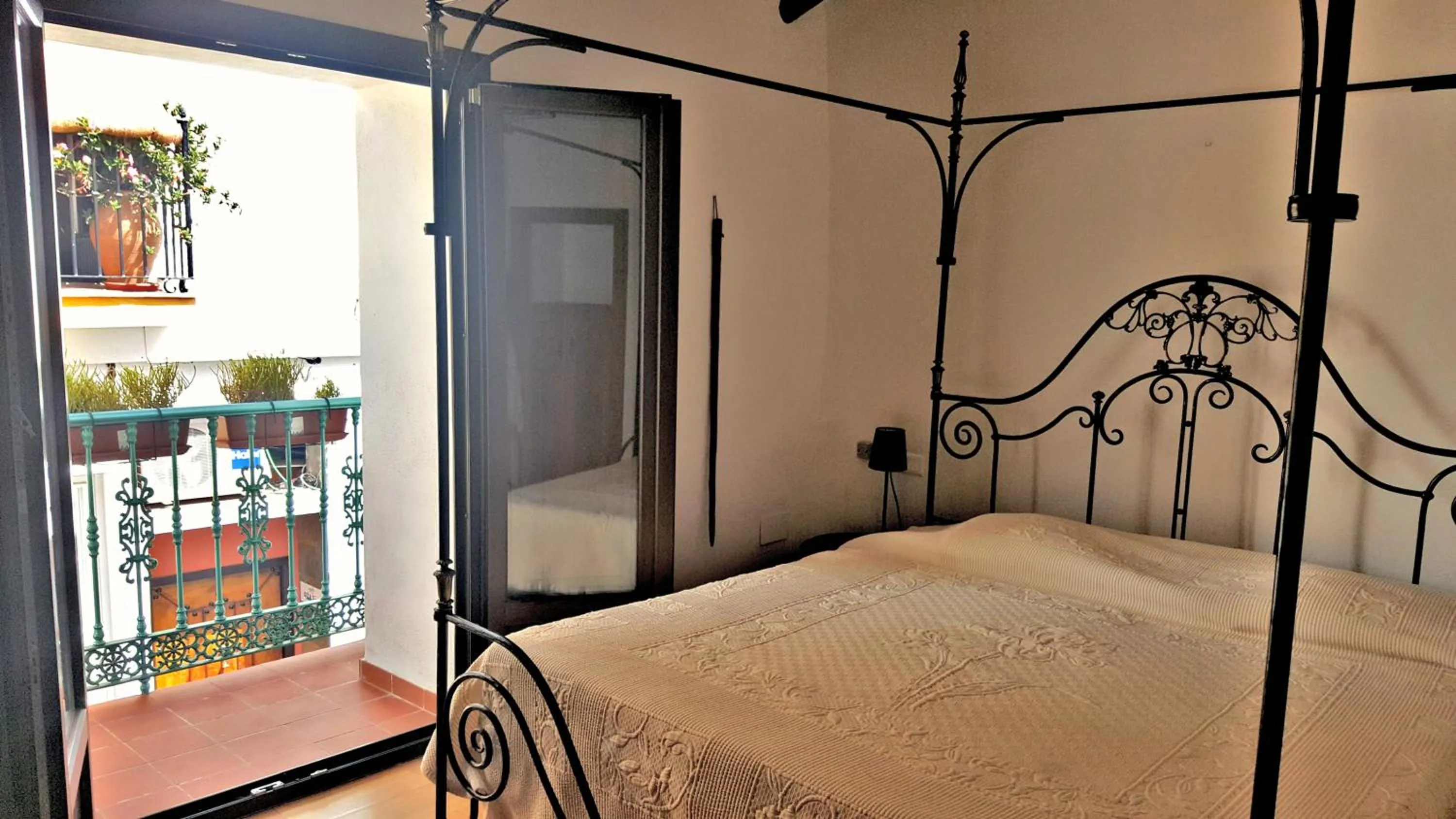 Bedroom, Bed in Villa Carabeo