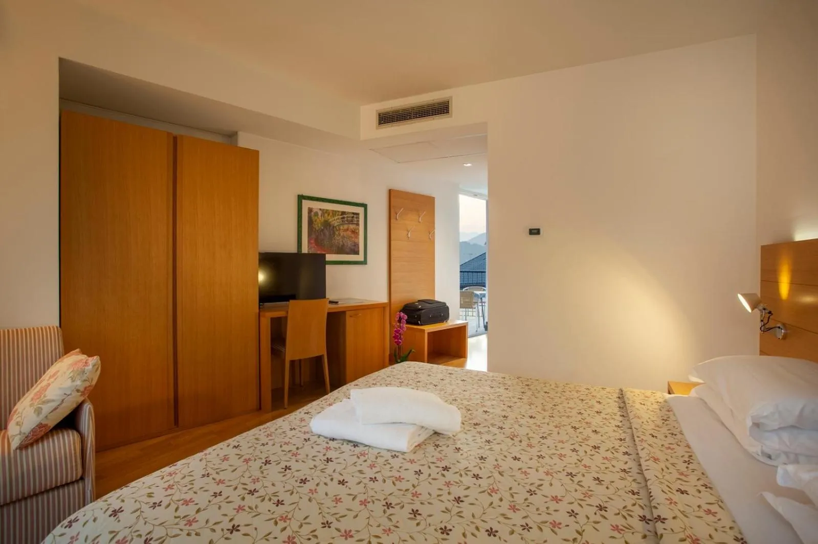 Swimming pool, Bed in Hotel Romanda