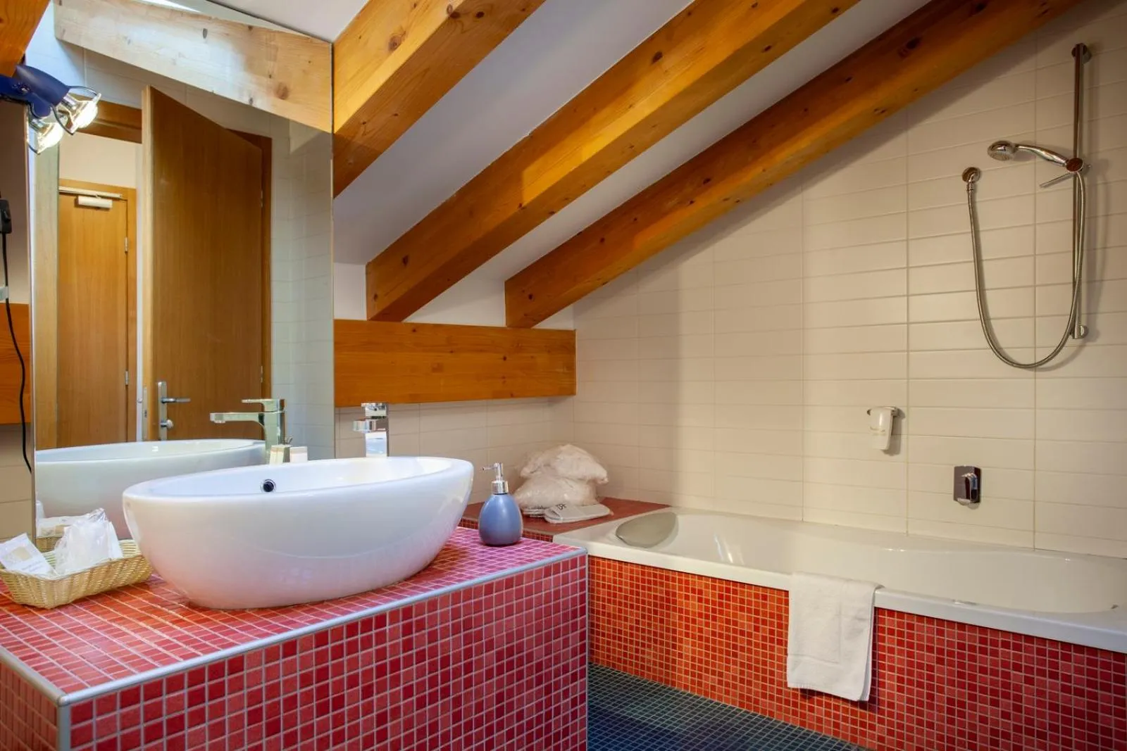 Bath in Hotel Romanda