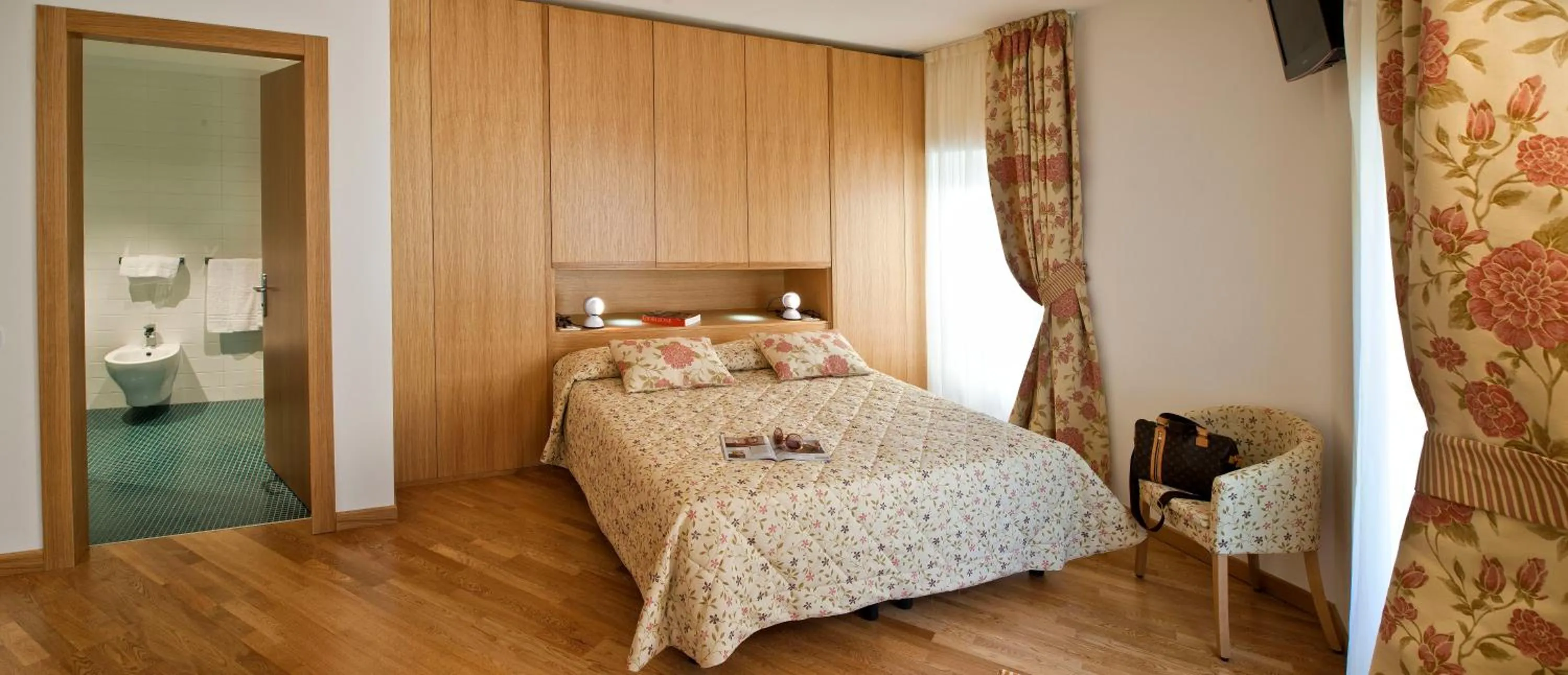 Photo of the whole room, Bed in Hotel Romanda