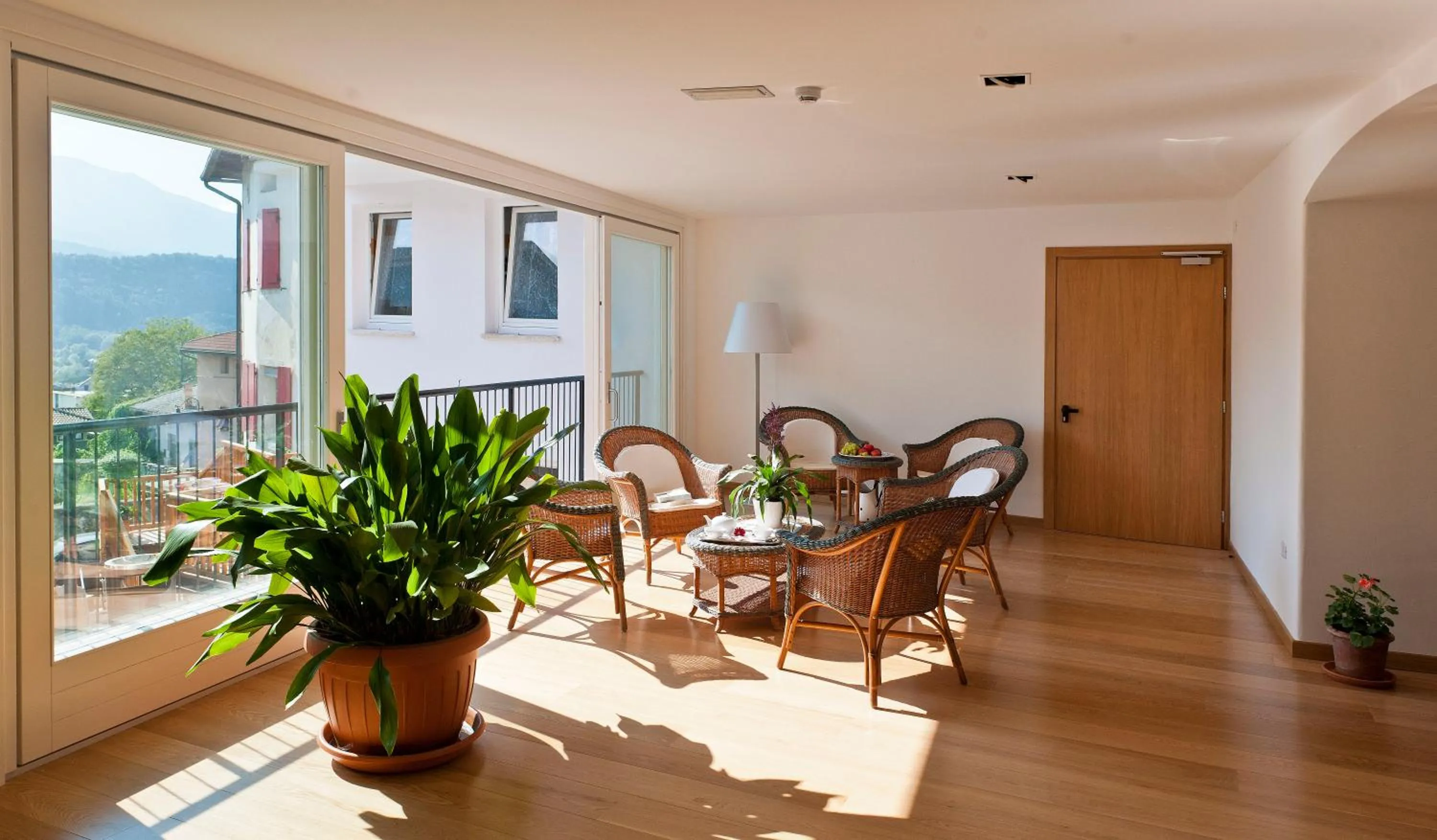 Communal lounge/ TV room in Hotel Romanda