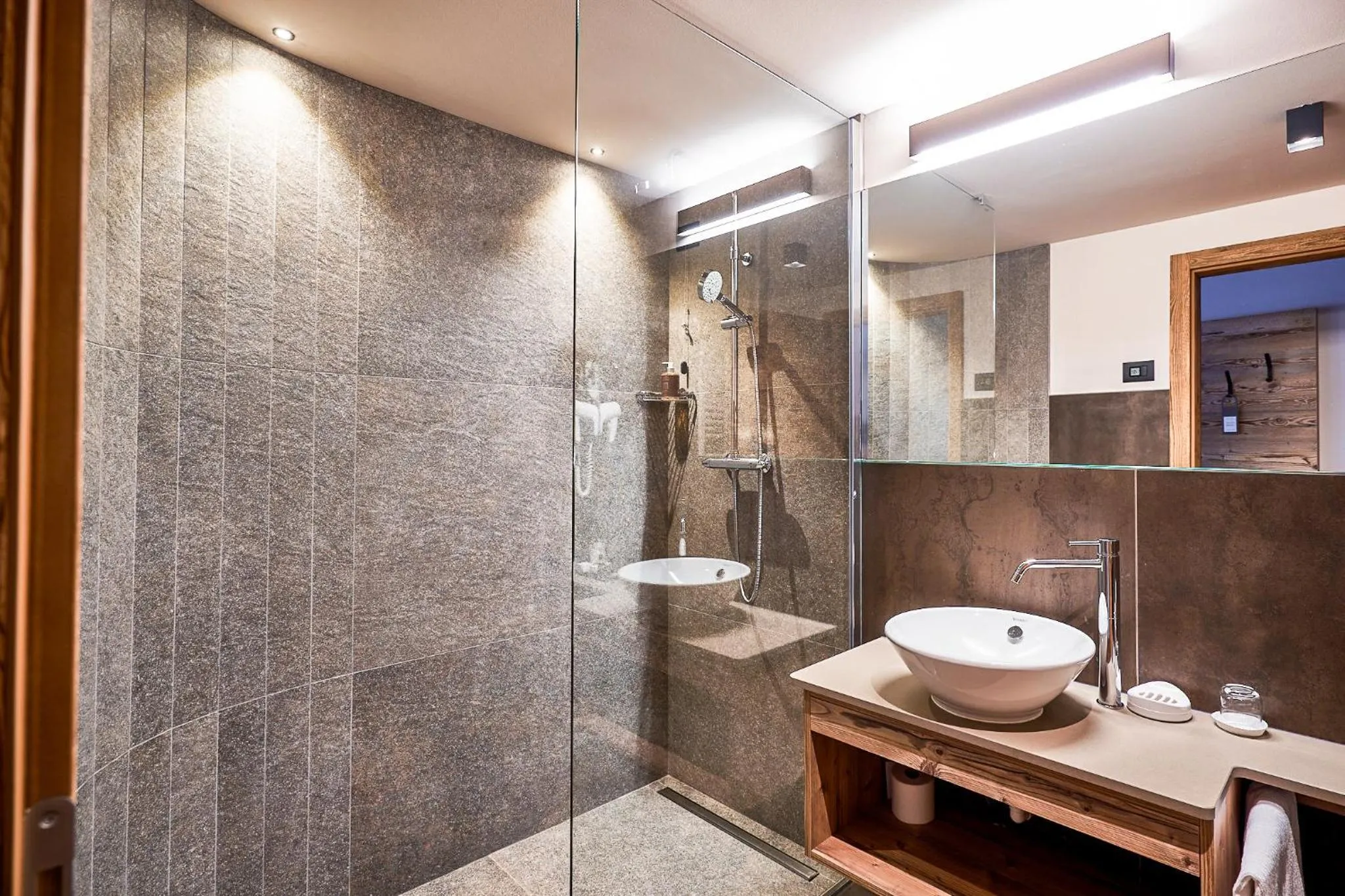 Shower in Hotel Crozzon