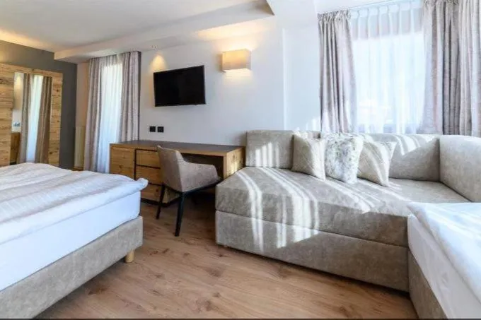 Photo of the whole room, Bed in Hotel Crozzon