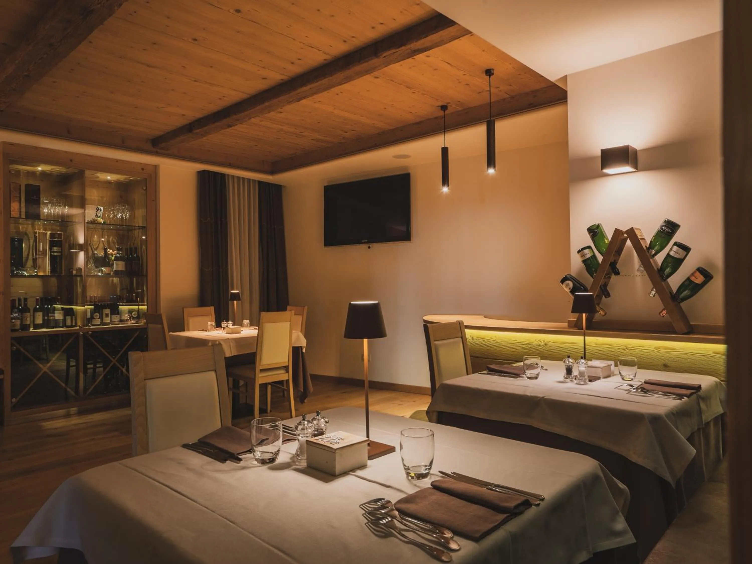 Restaurant/places to eat, Bed in Hotel Crozzon