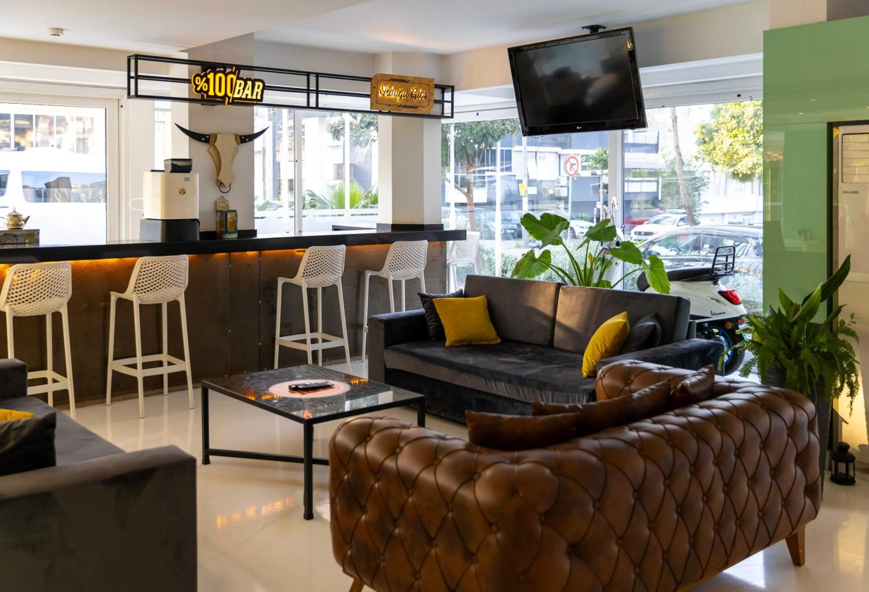 Communal lounge/ TV room in Mene City Hotel