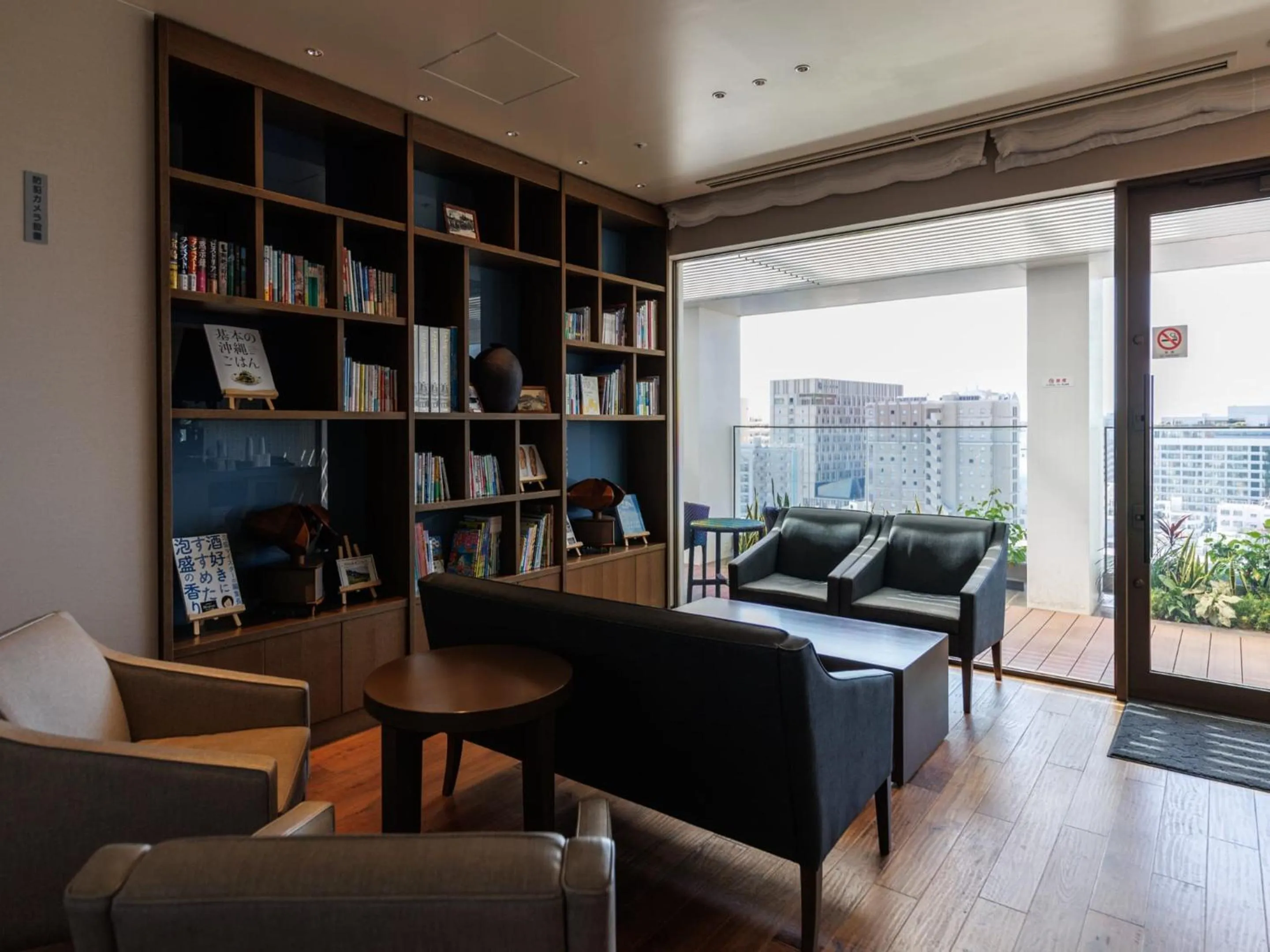 Lounge or bar in JR Kyushu Hotel Blossom Naha