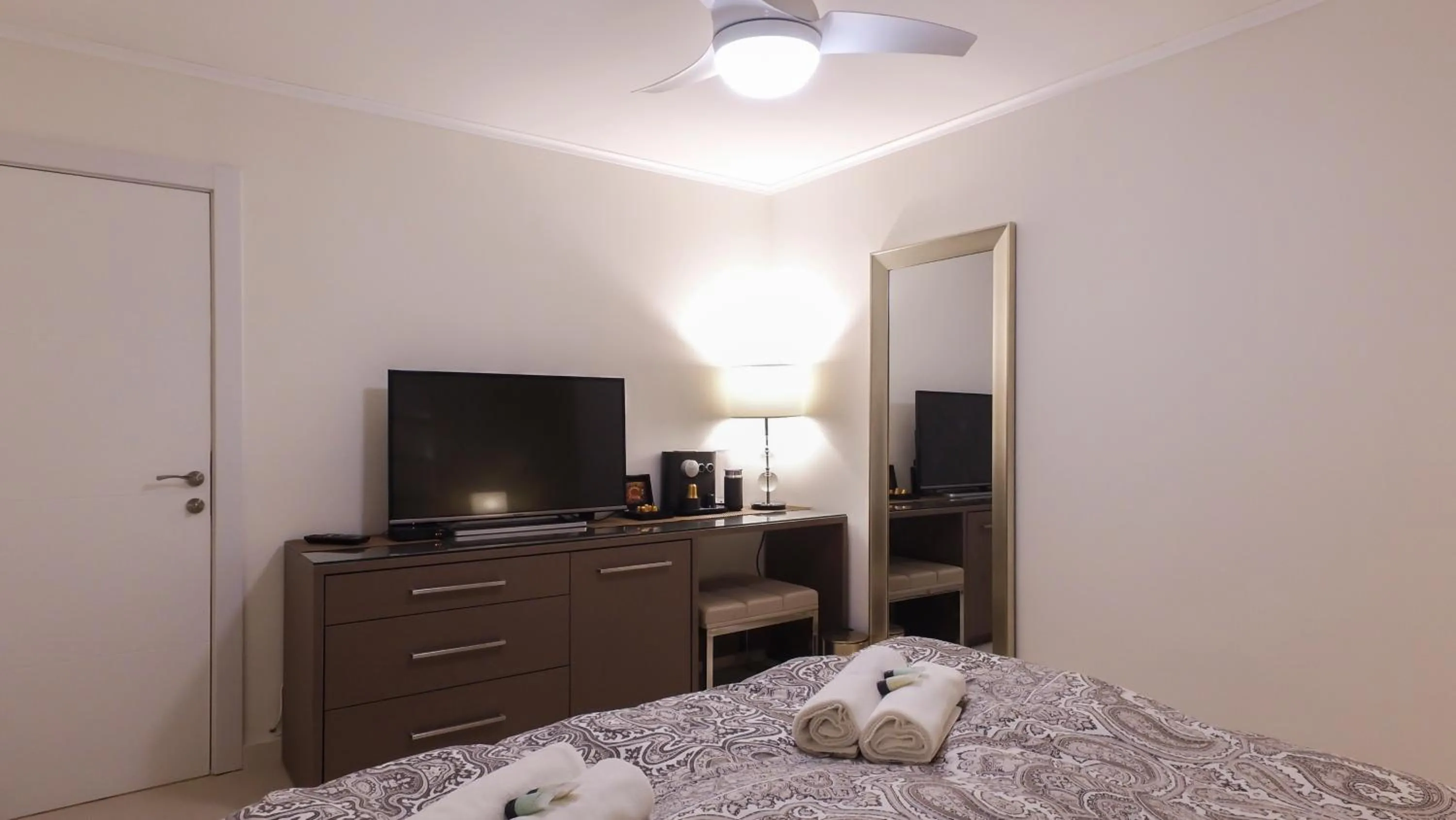TV and multimedia, Bed in Luxury Suite by the pool