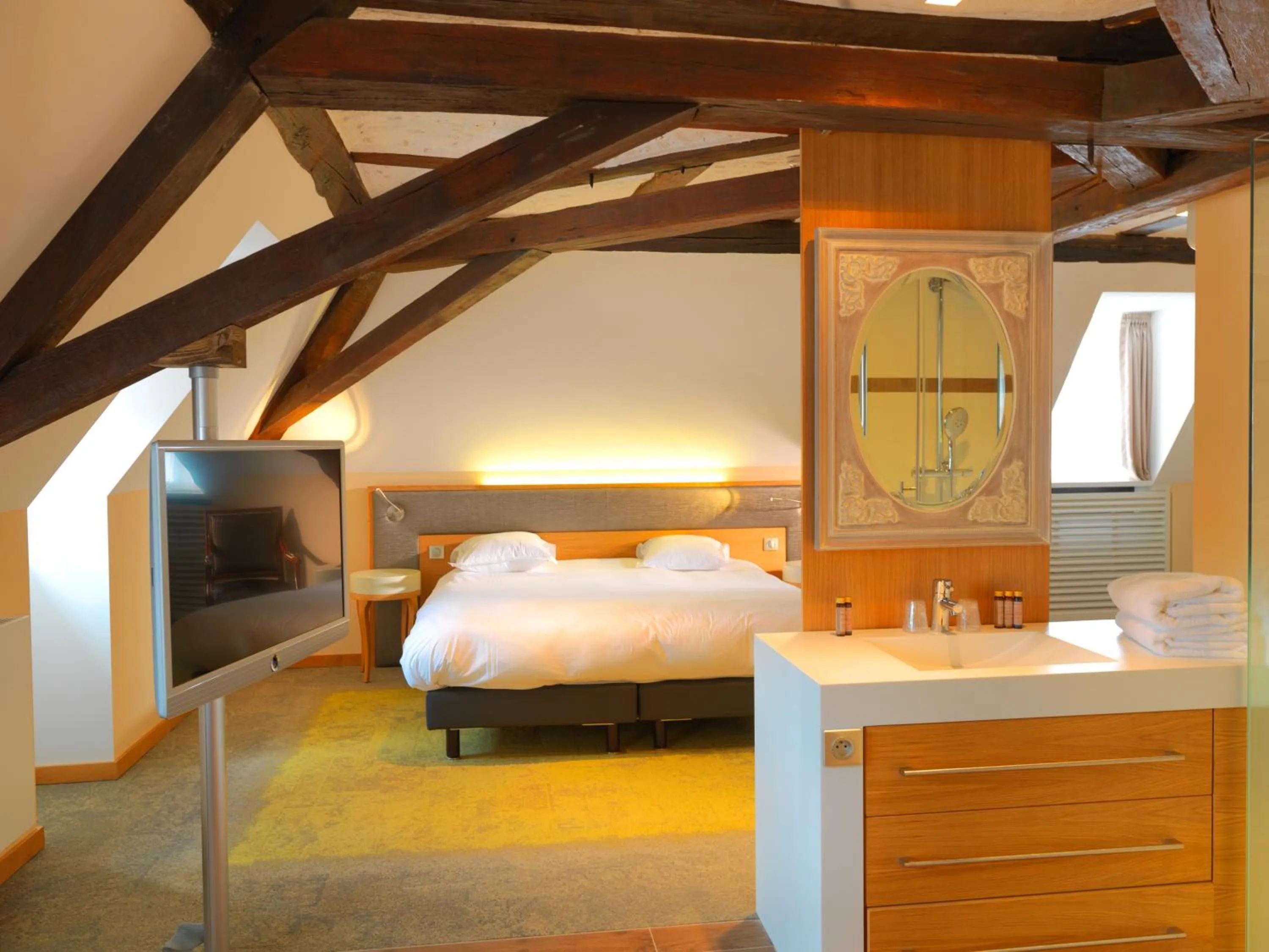 Photo of the whole room, Bed in L'auberge Du Cheval Blanc et Spa