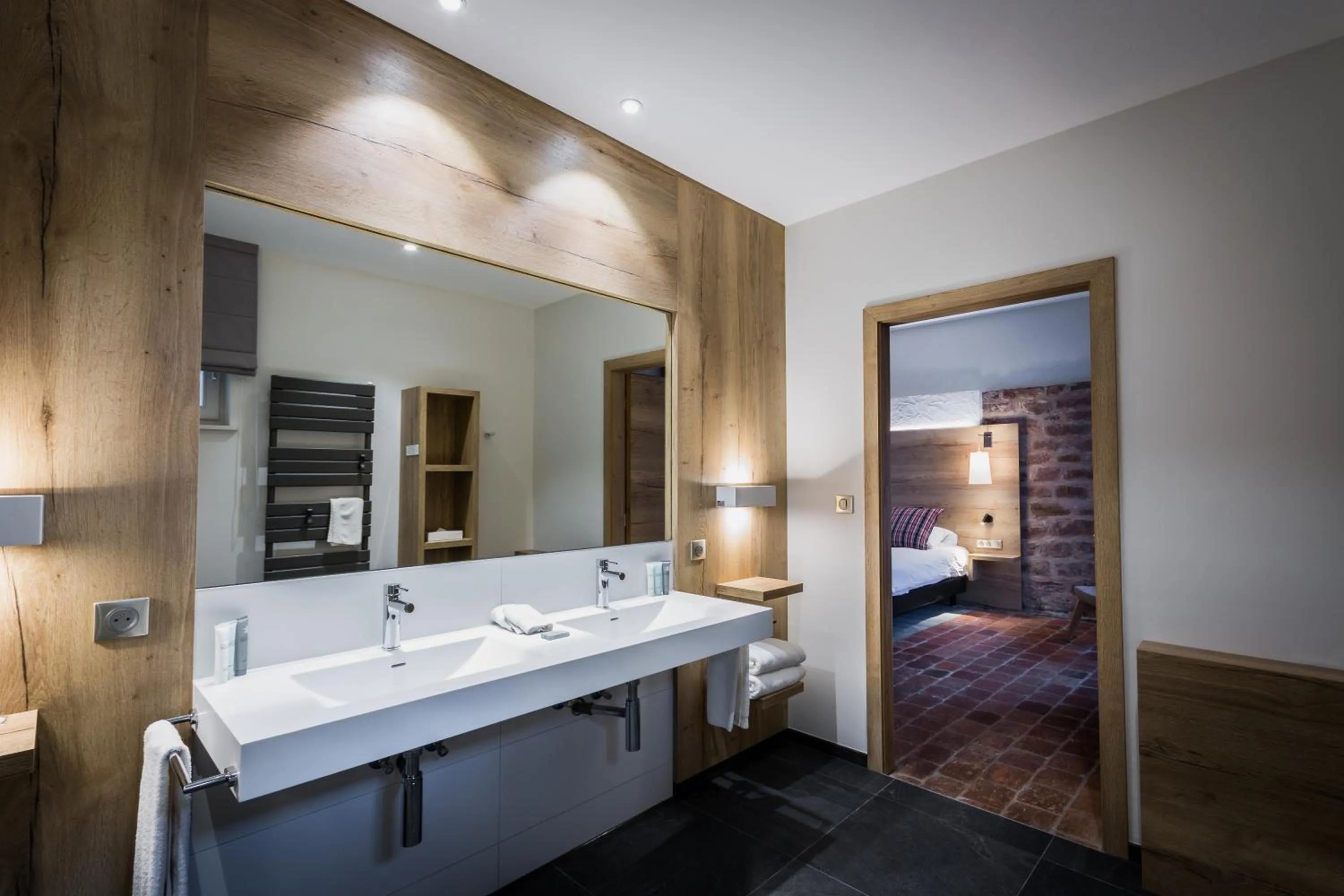 Bathroom, Bed in L'auberge Du Cheval Blanc et Spa