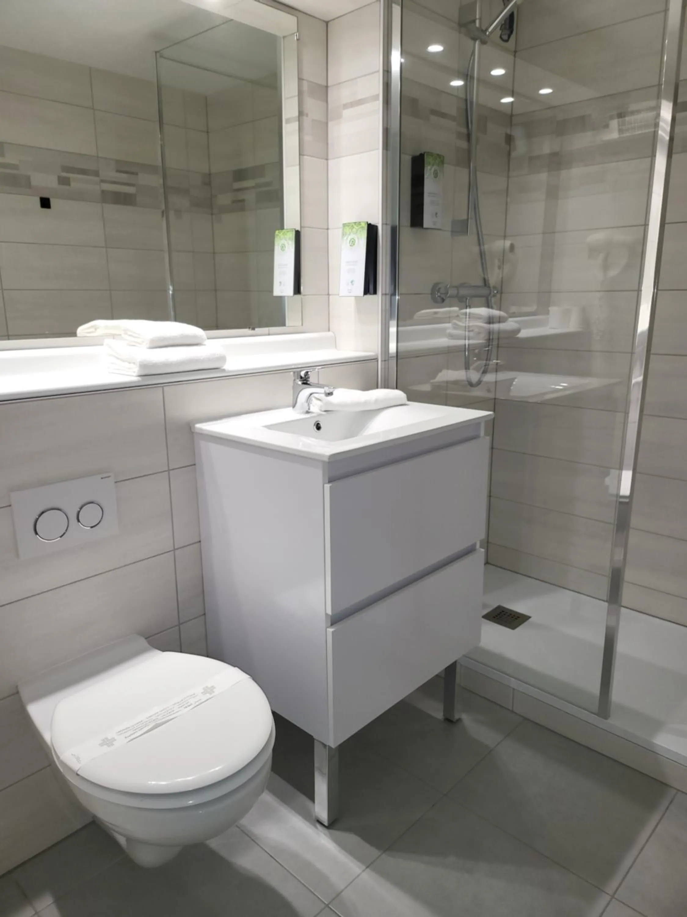 Shower in Kyriad Bellegarde - Genève