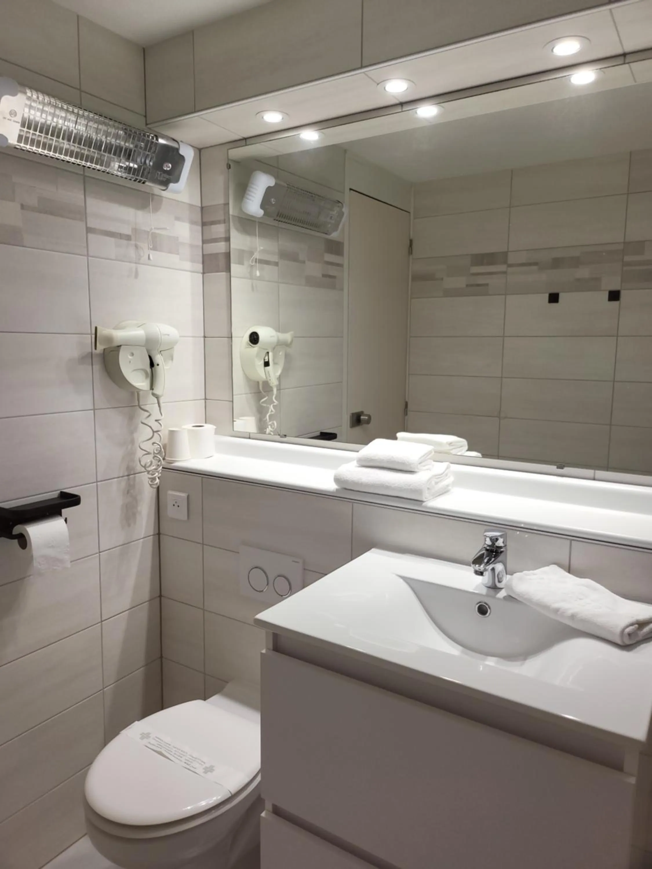 Shower in Kyriad Bellegarde - Genève