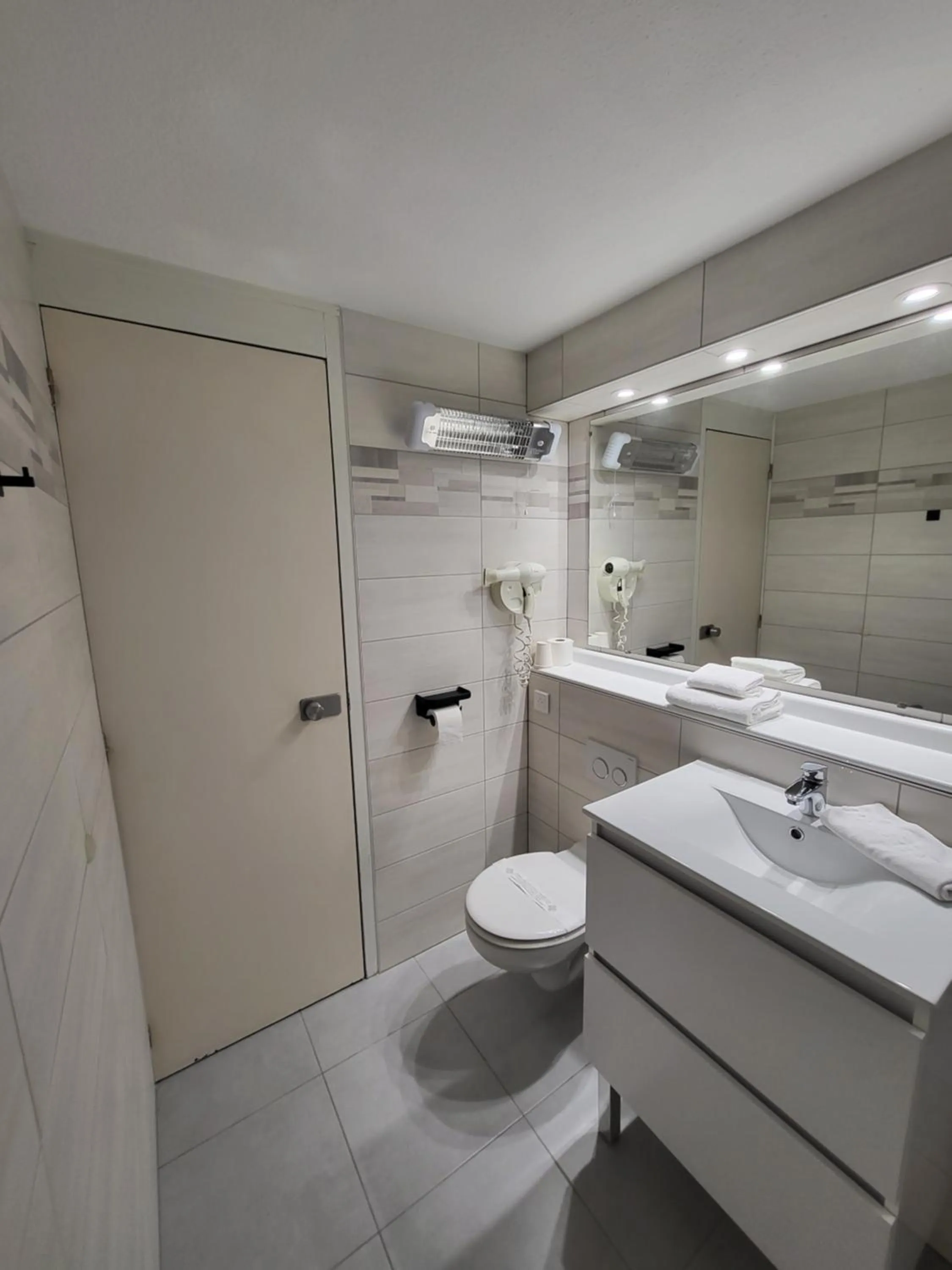 Bathroom in Kyriad Bellegarde - Genève