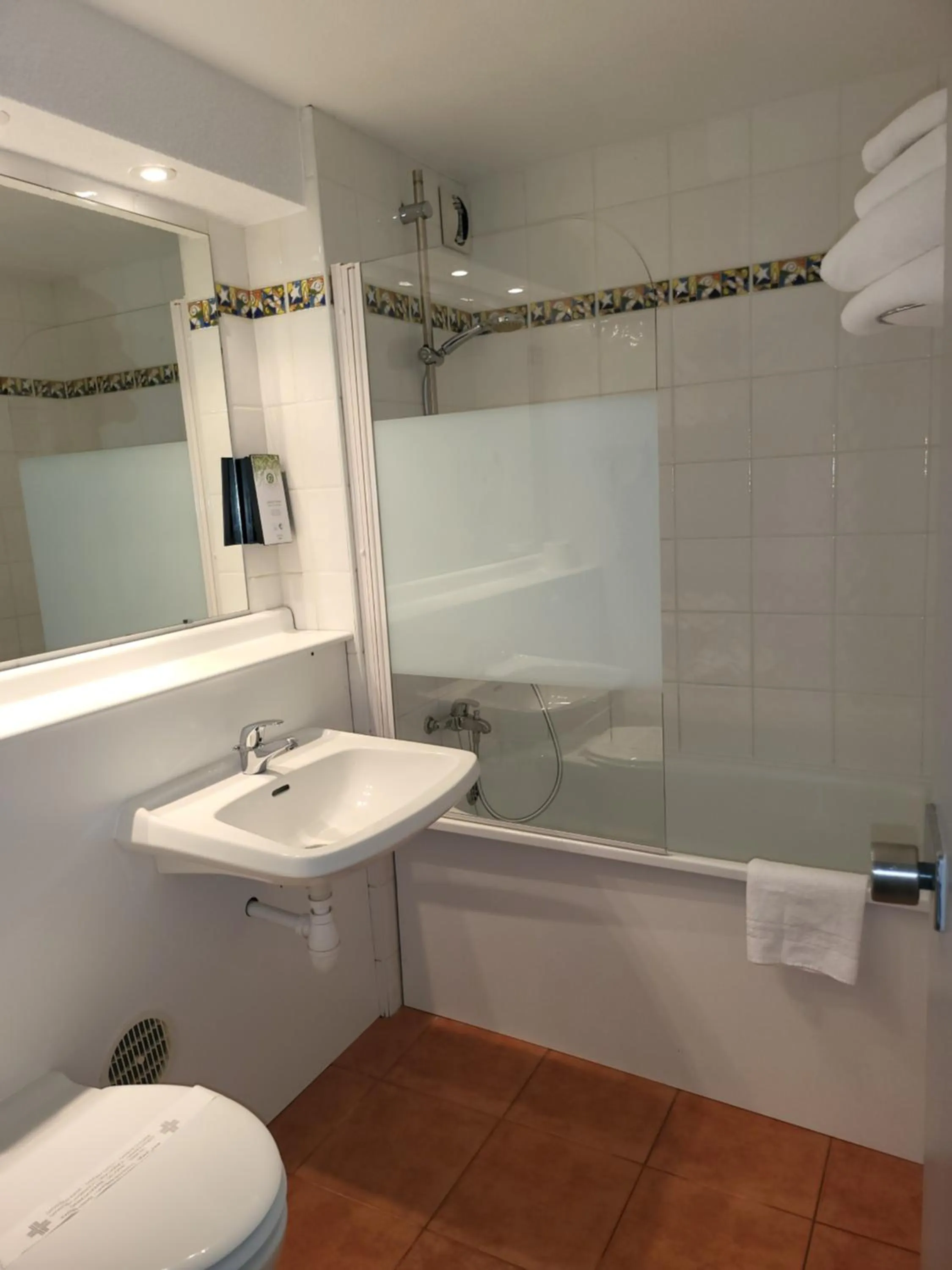 Shower in Kyriad Bellegarde - Genève