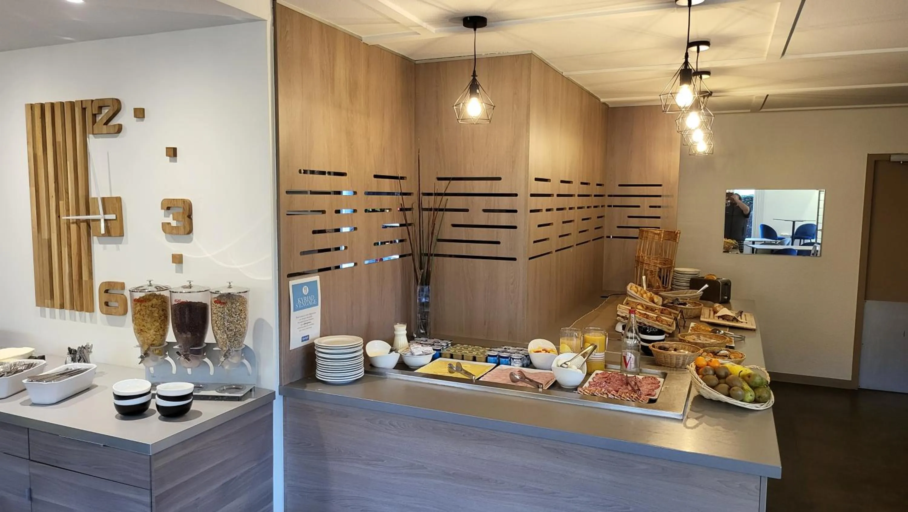 Food and drinks in Kyriad Bellegarde - Genève