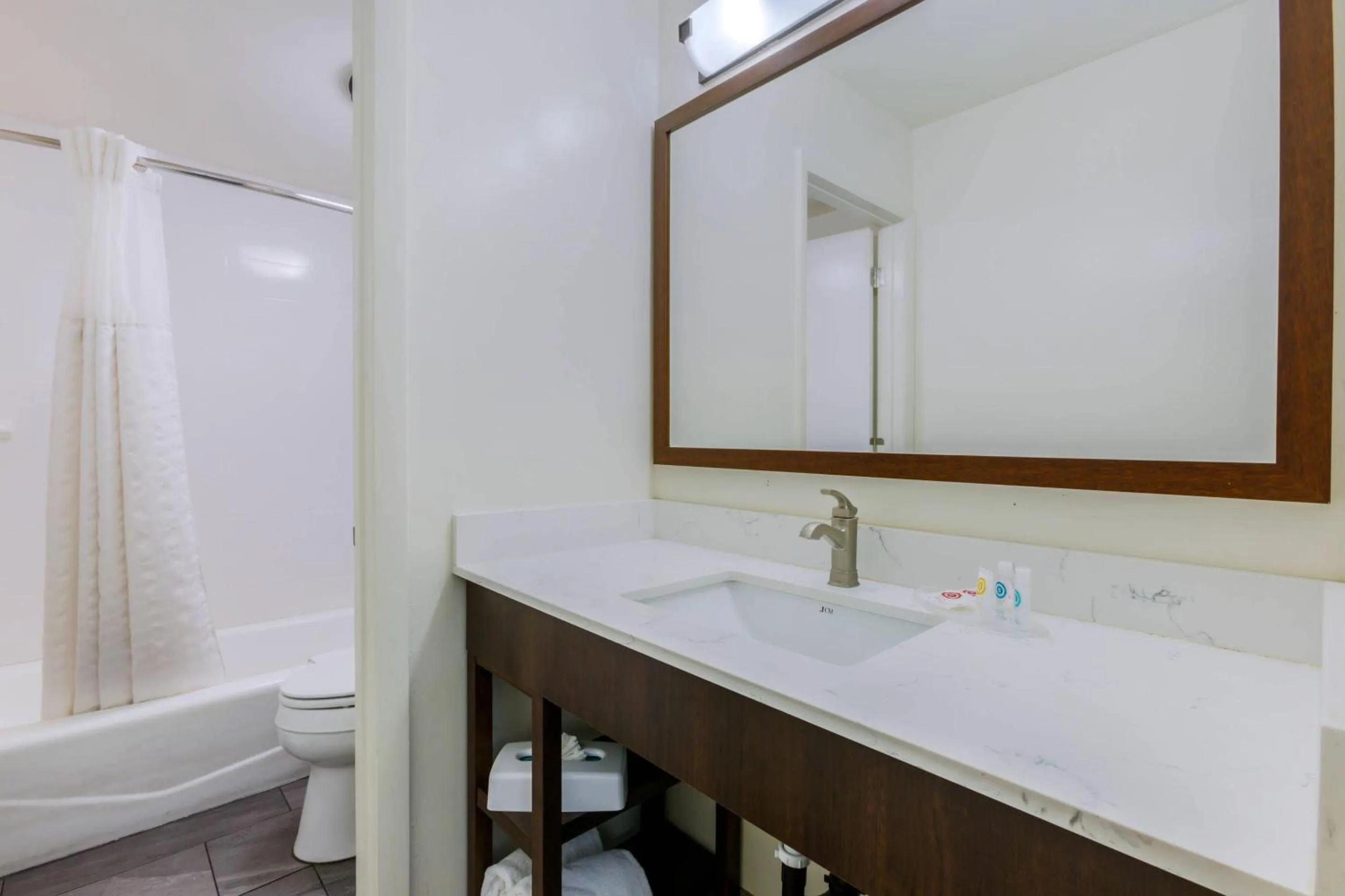 Bedroom in Comfort Suites Tucson near Sabino Canyon