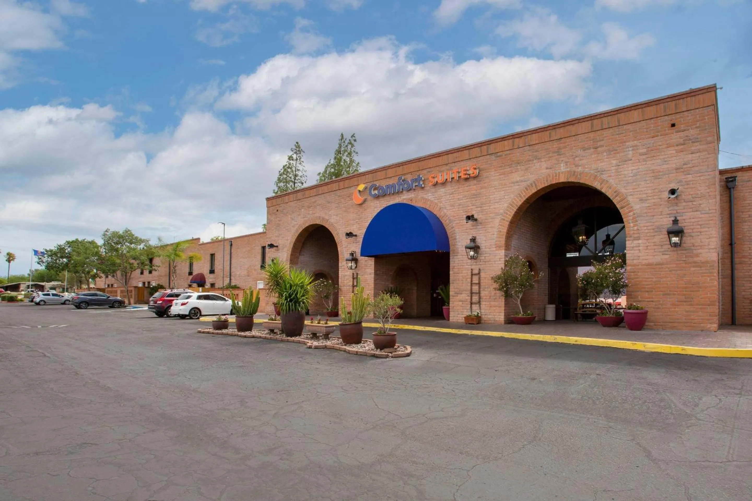 Property building in Comfort Suites Tucson near Sabino Canyon