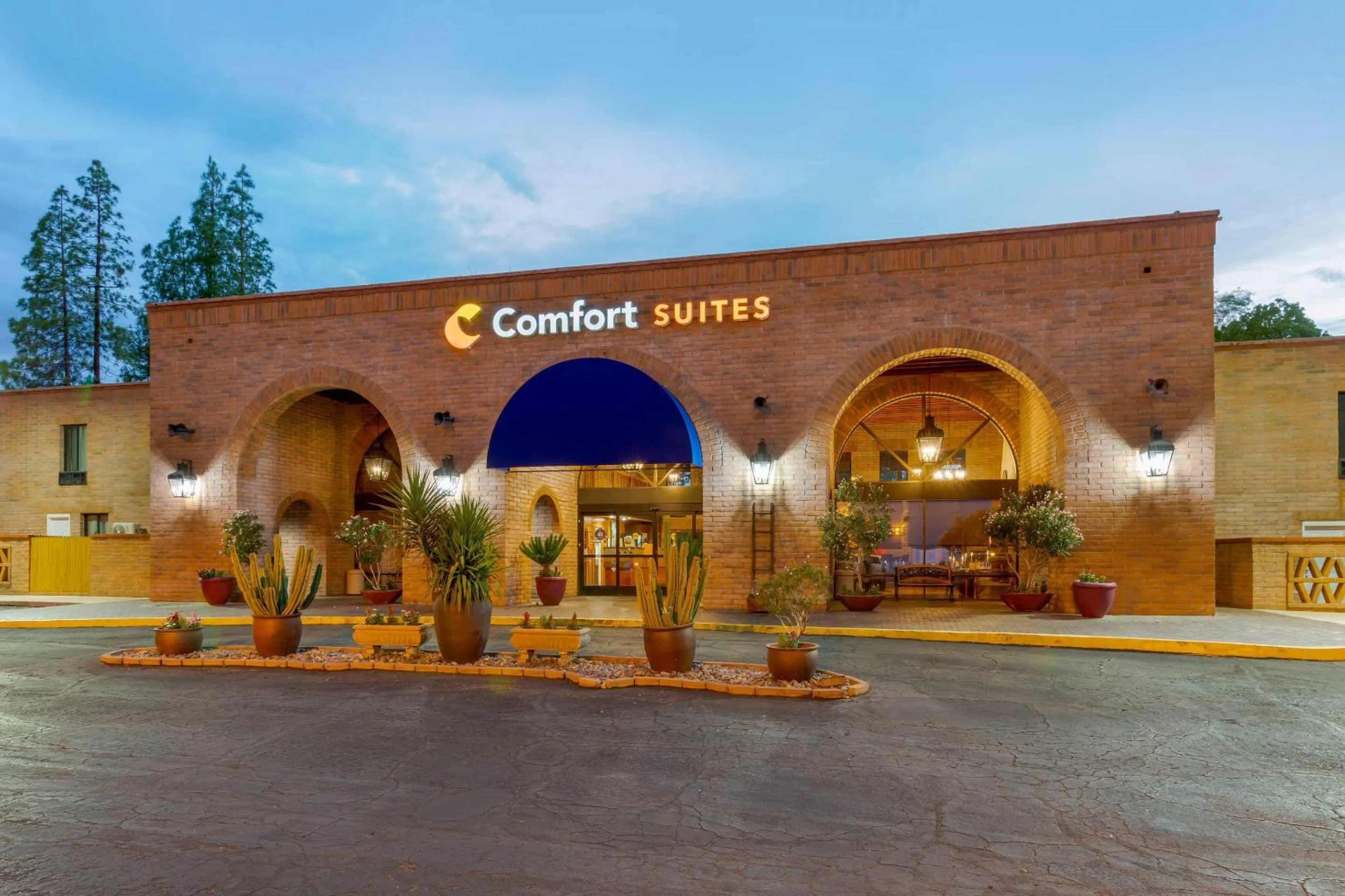 Property building in Comfort Suites Tucson near Sabino Canyon