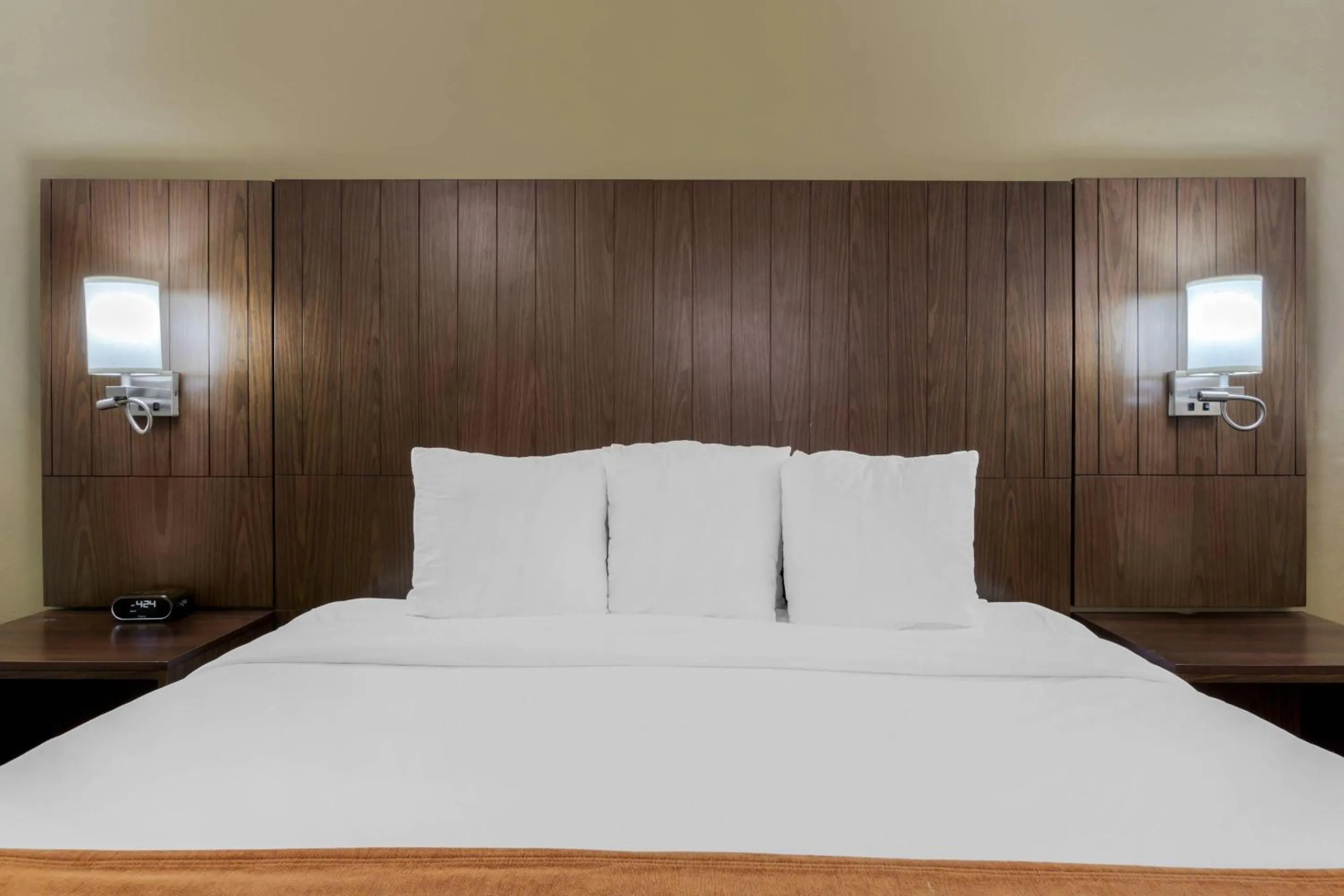 Bedroom, Bed in Comfort Suites Tucson near Sabino Canyon