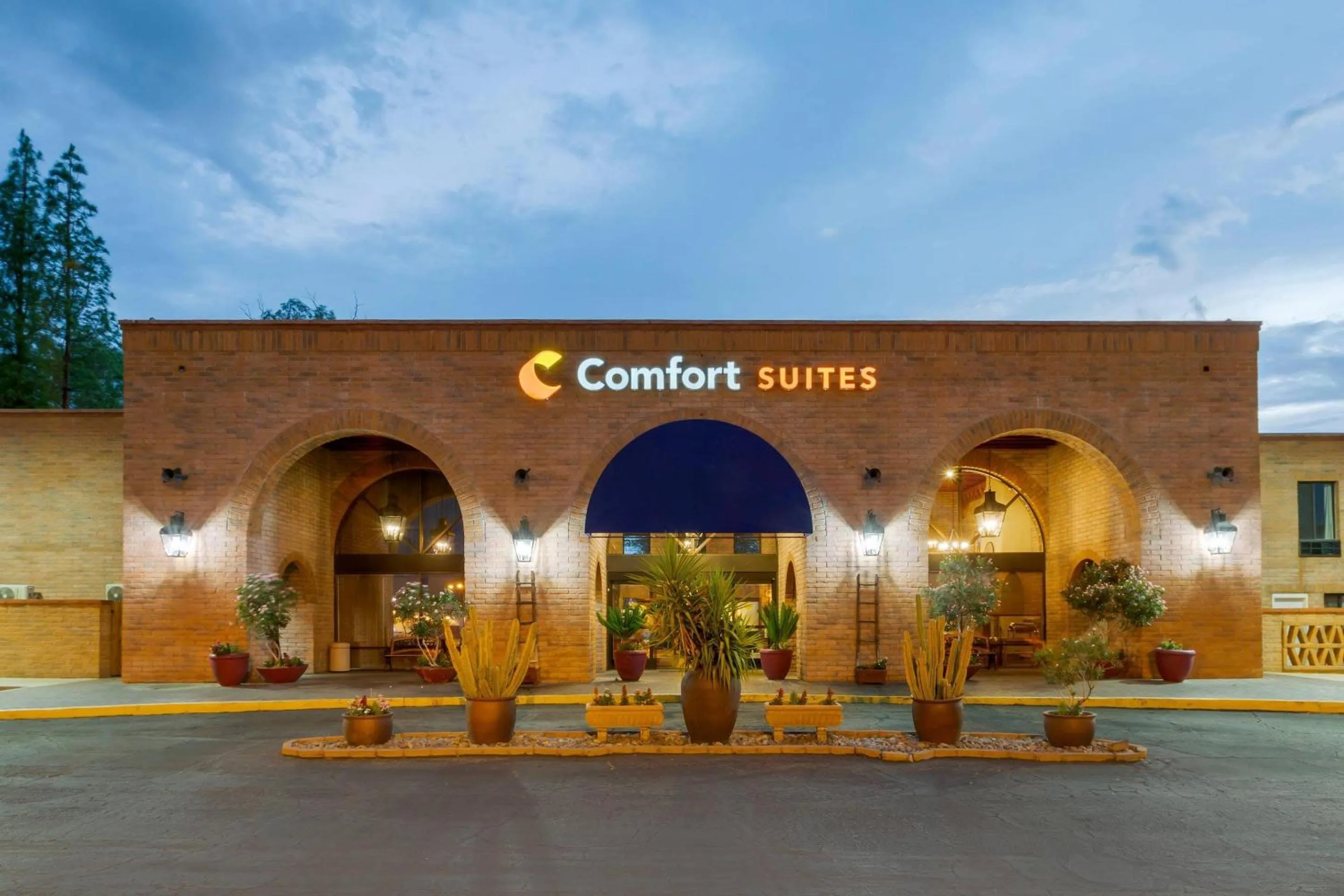 Property building in Comfort Suites Tucson near Sabino Canyon