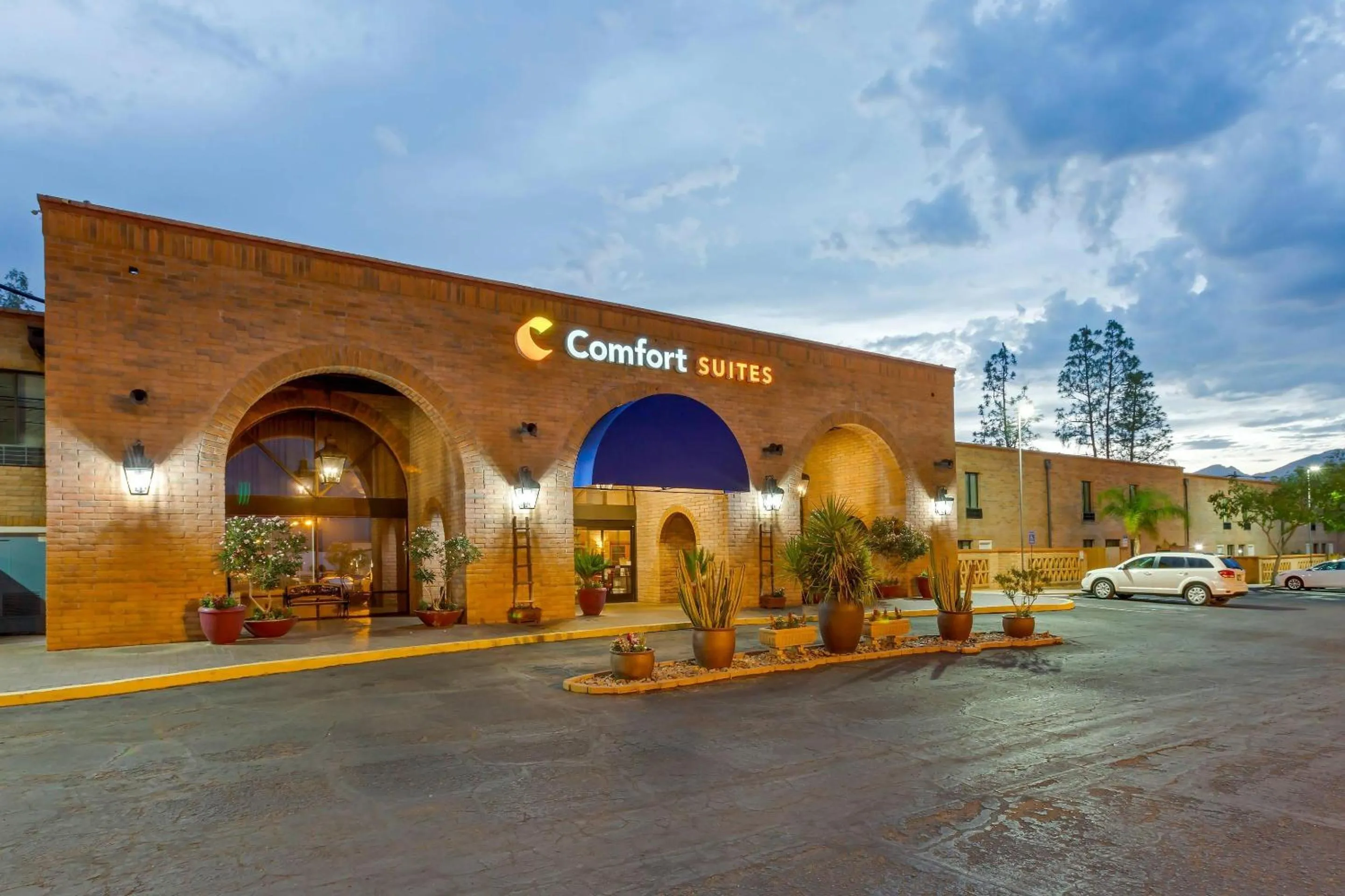 Property building in Comfort Suites Tucson near Sabino Canyon